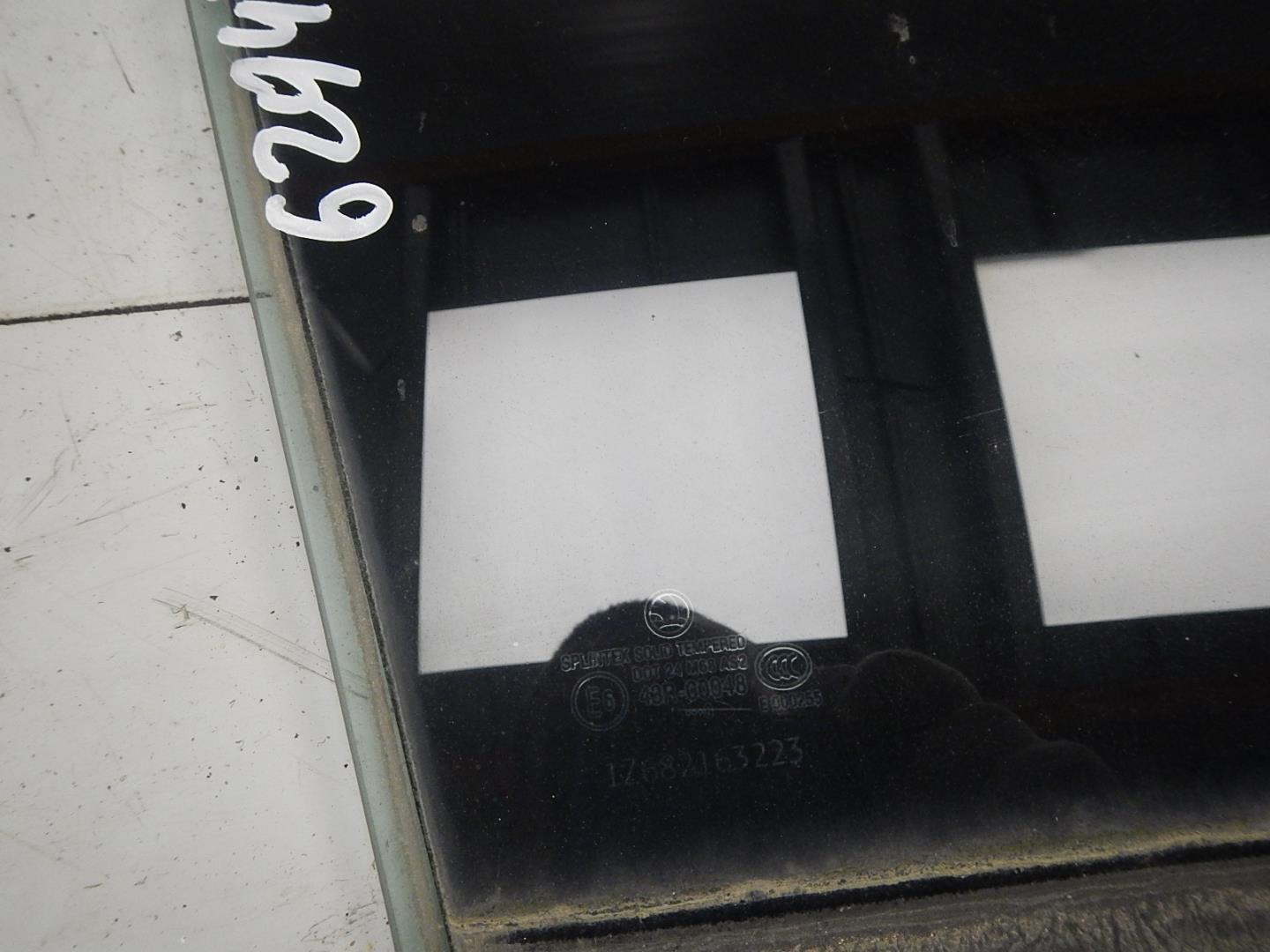 Стекло двери задней правой