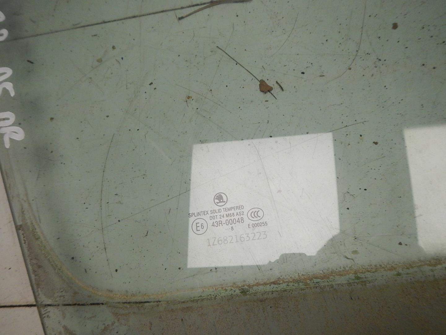 Стекло двери передней правой