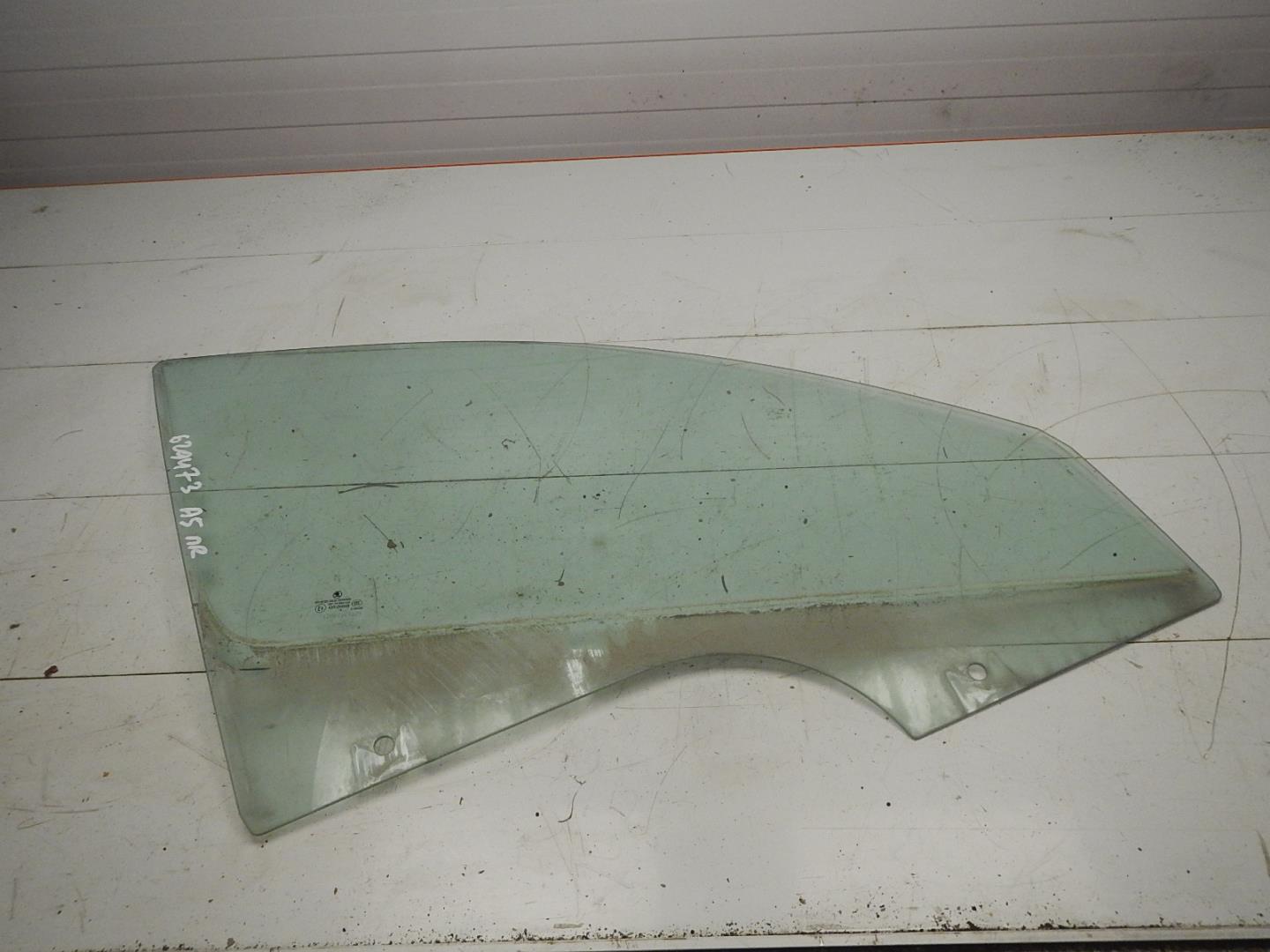 Стекло двери передней правой