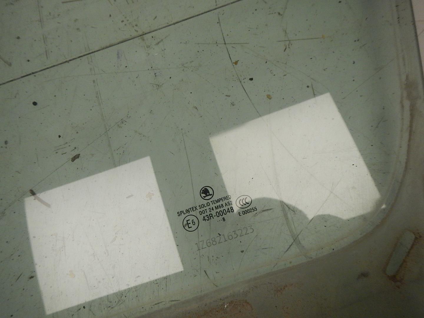 Стекло двери передней левой