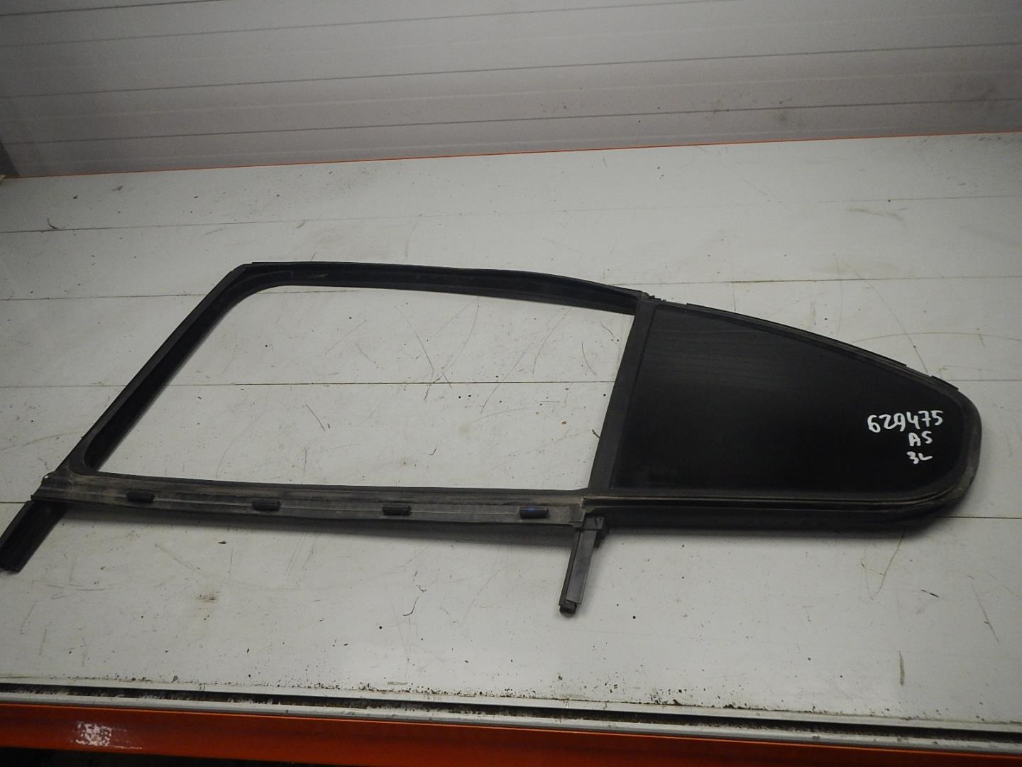 Стекло двери задней левой (форточка)