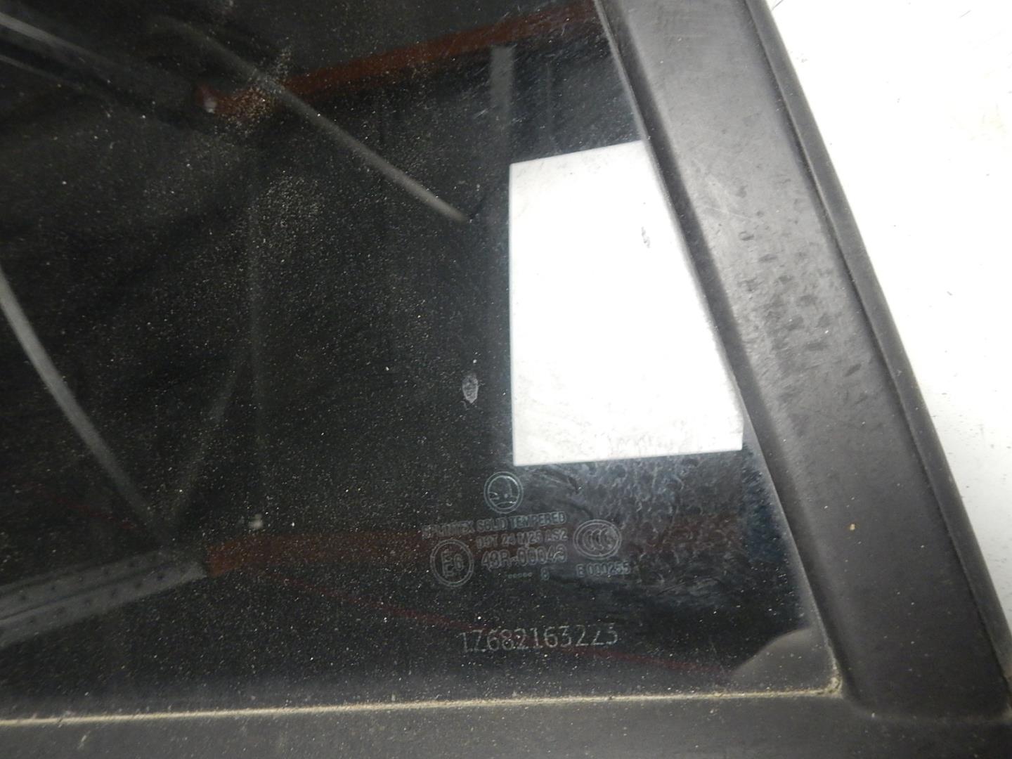 Стекло двери задней правой (форточка)