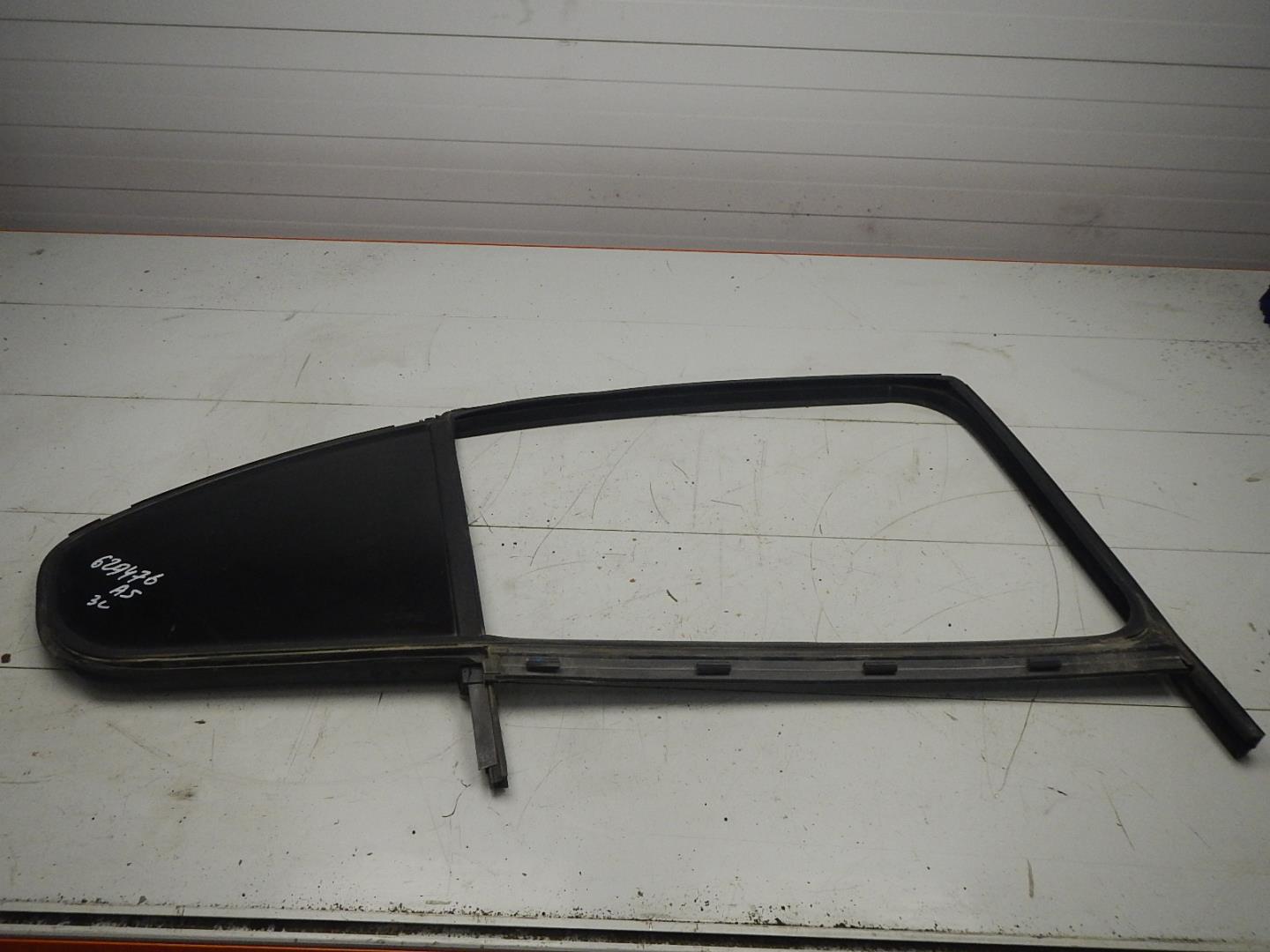 Стекло двери задней правой (форточка)