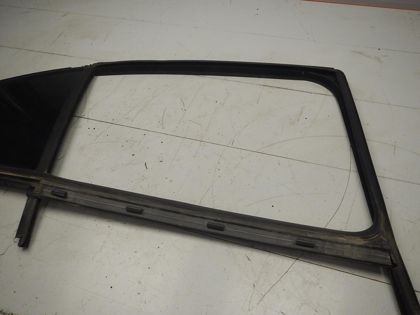 Стекло двери задней правой (форточка)