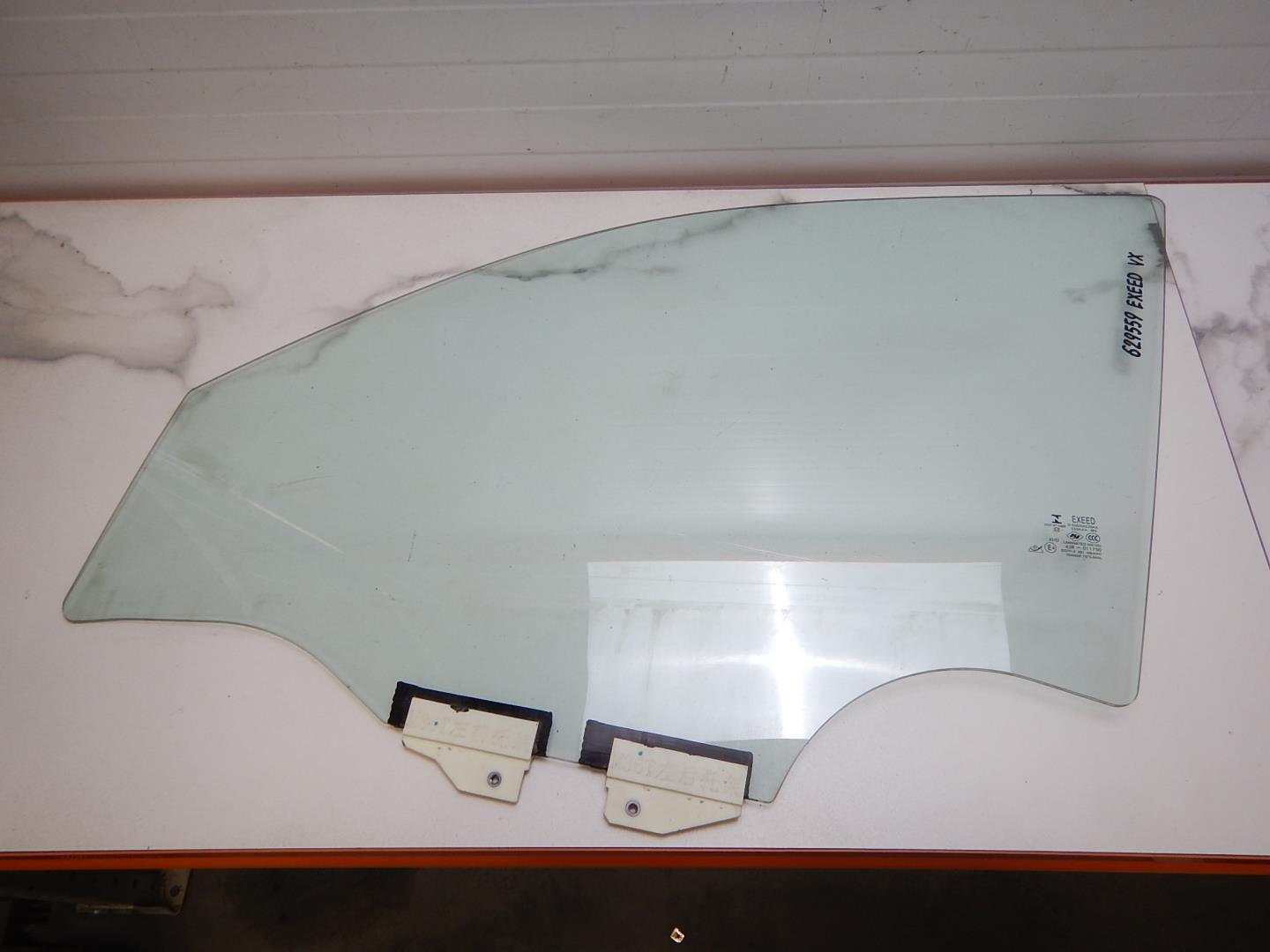 Стекло двери передней левой