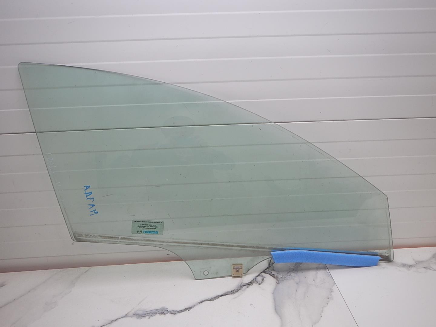 Стекло двери передней правой