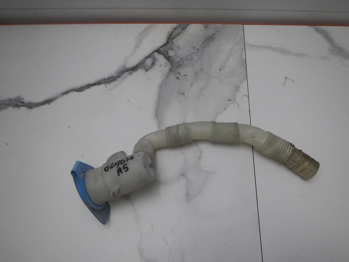 Горловина бачка омывателя