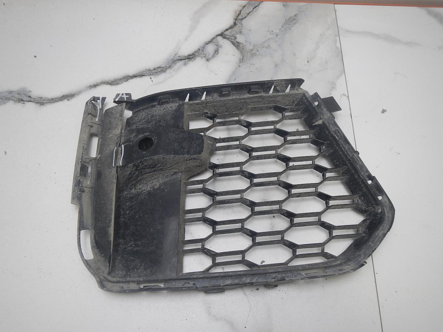 Решетка в бампер правая