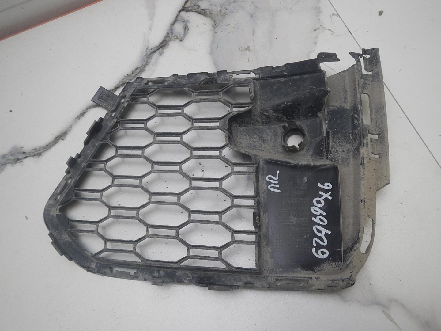 Решетка в бампер правая