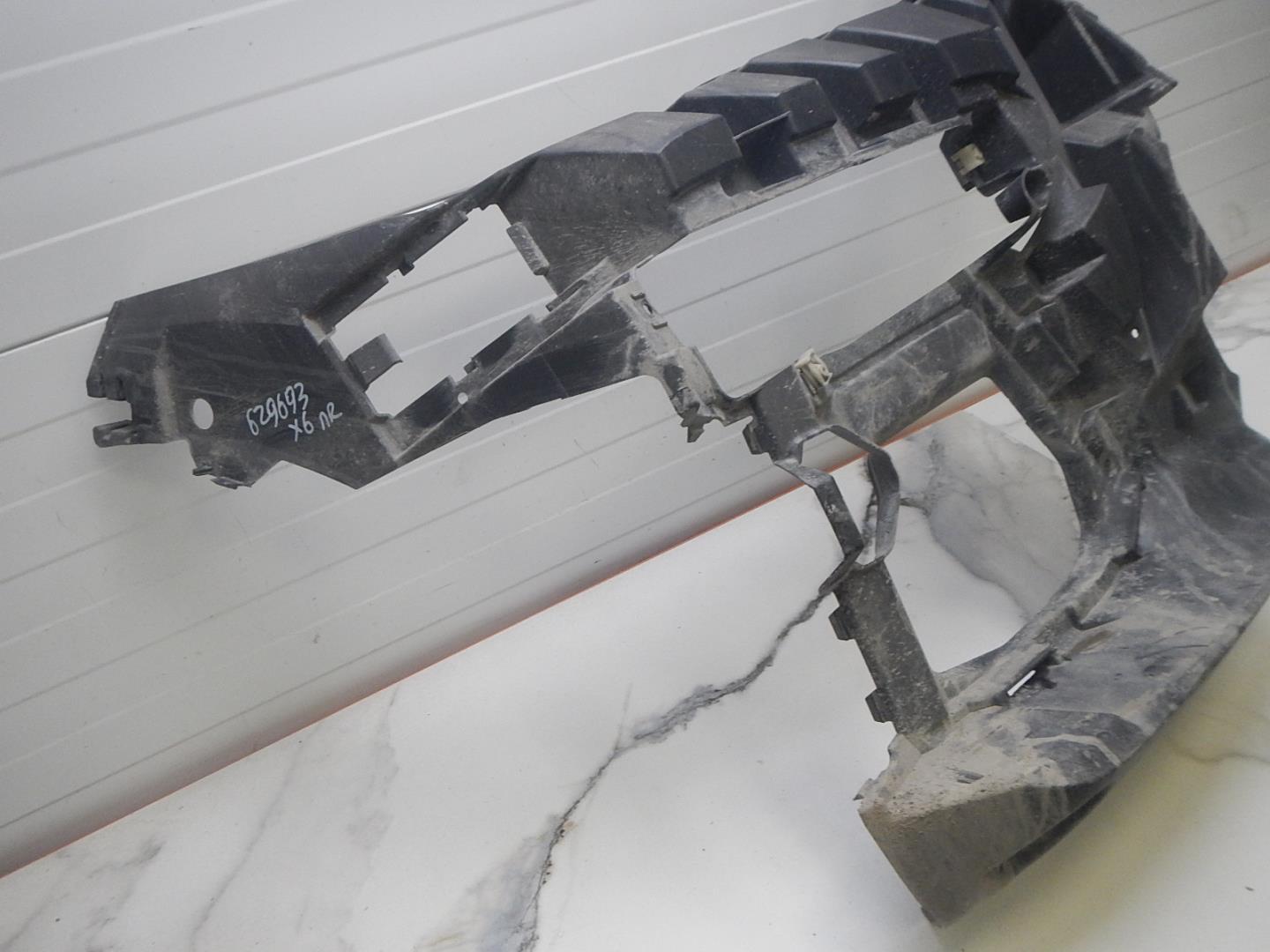 Кронштейн переднего бампера правый