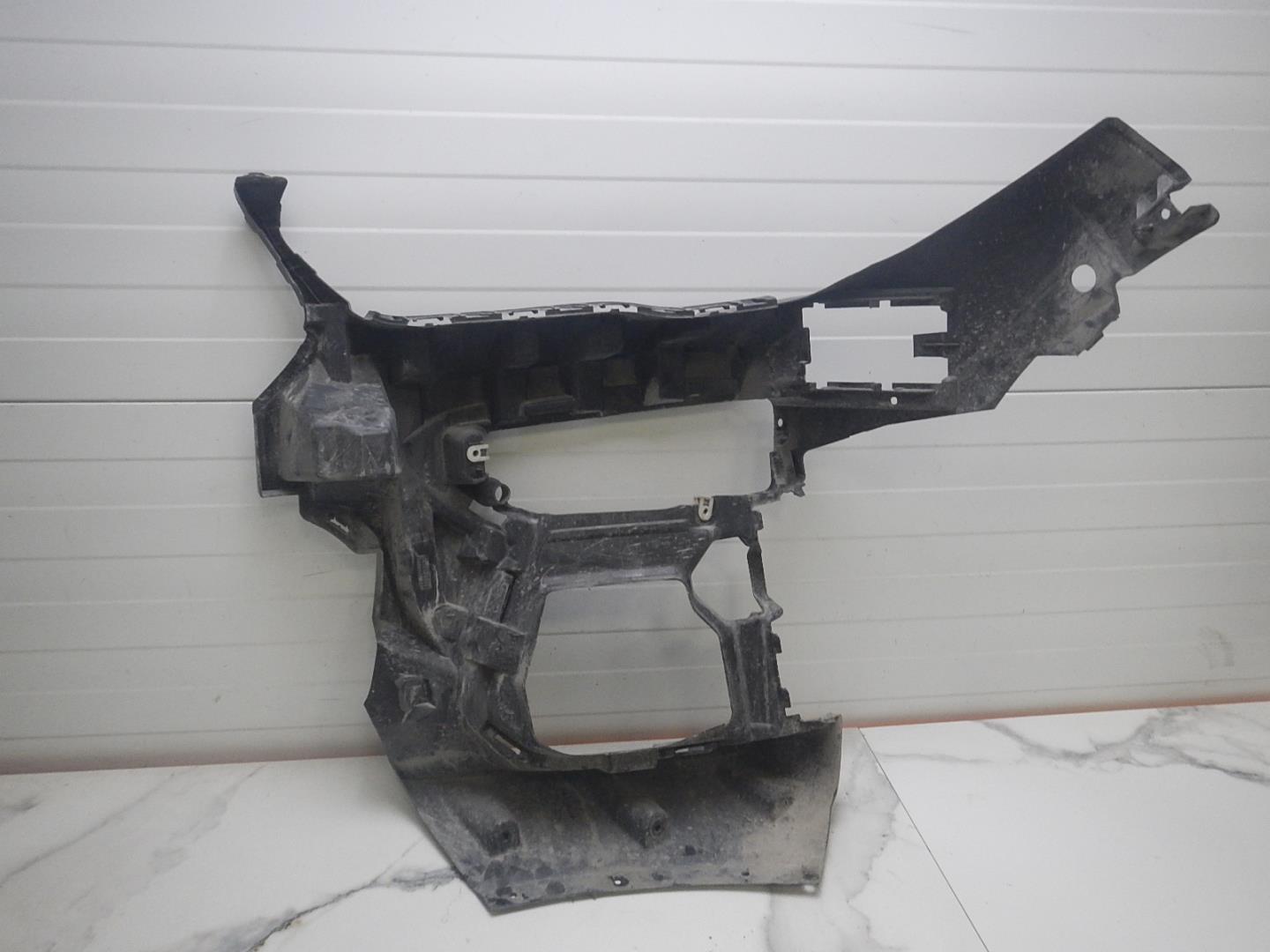 Кронштейн переднего бампера правый