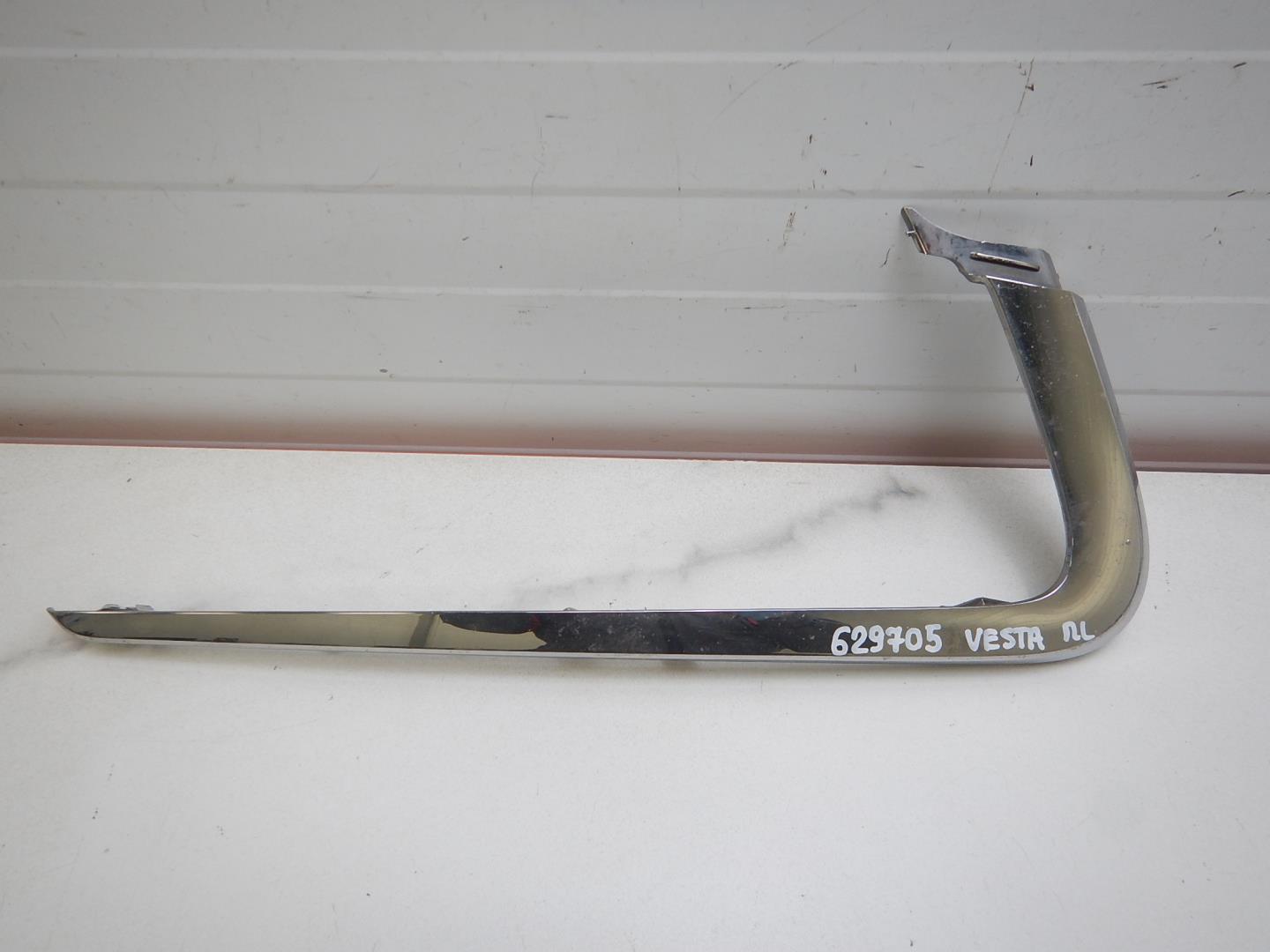 Молдинг переднего бампера левый