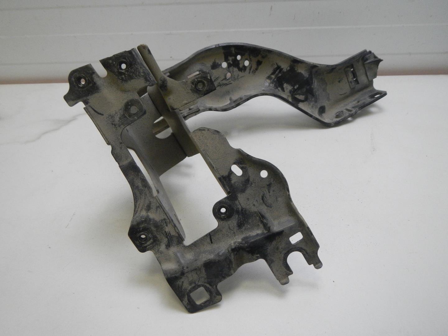 Кронштейн фар правый