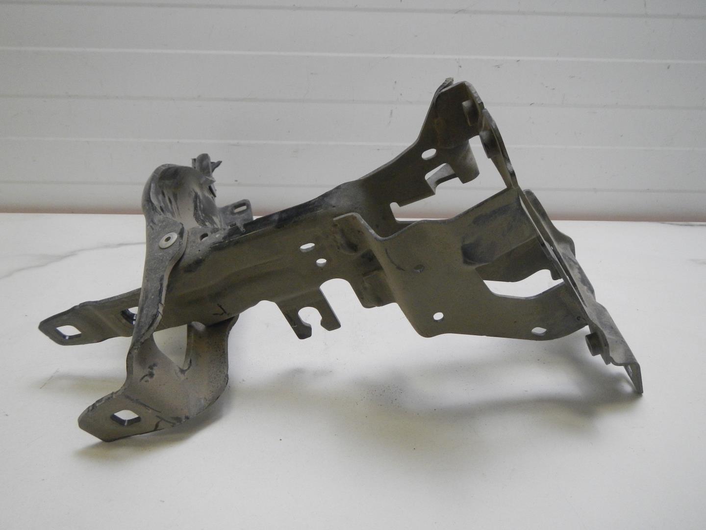 Кронштейн фар правый