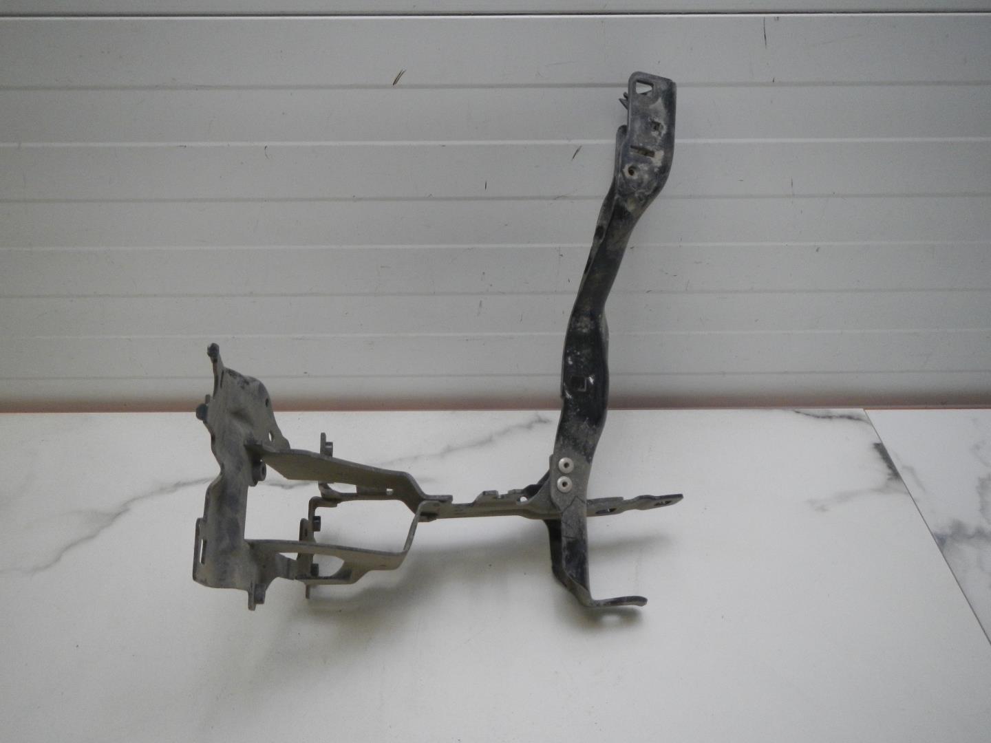 Кронштейн фар правый