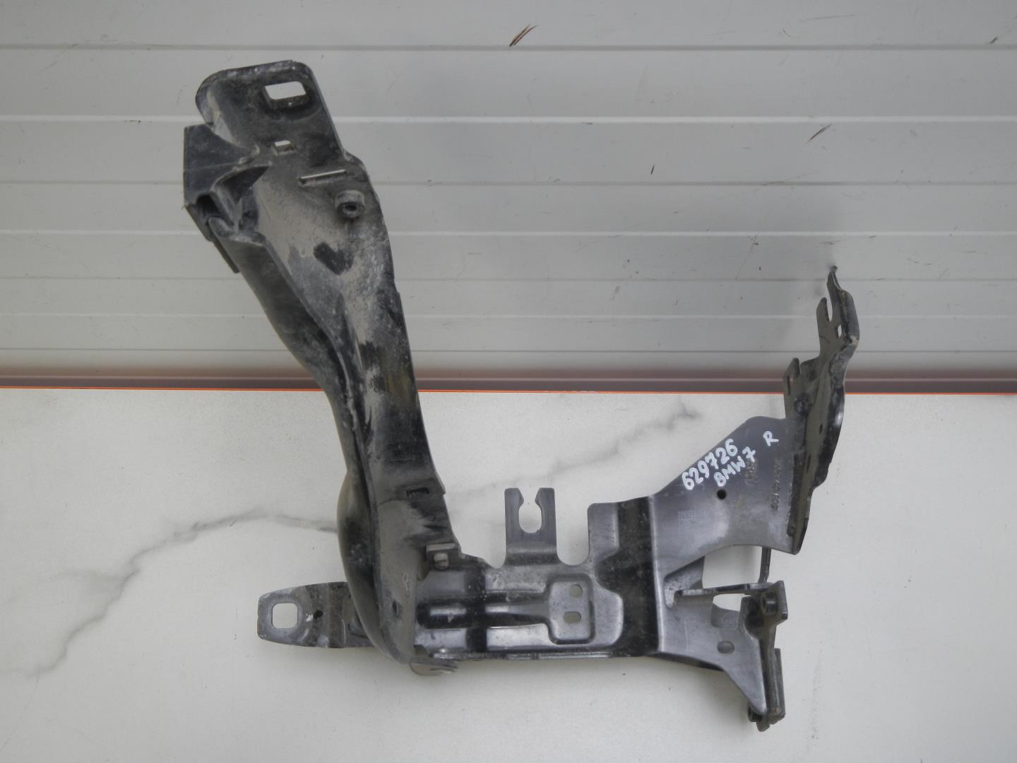 Кронштейн фар правый