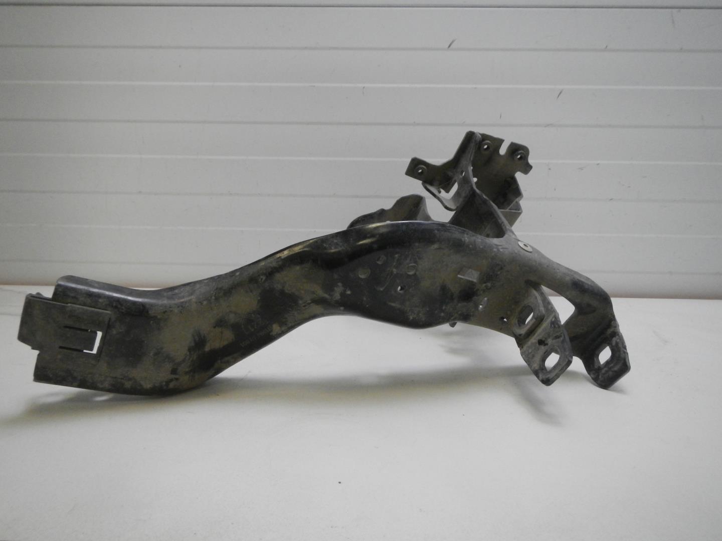 Кронштейн фар правый