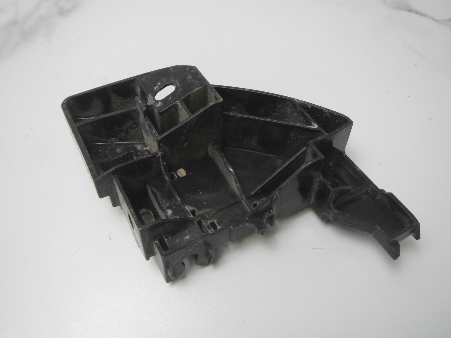 Кронштейн заднего бампера правый