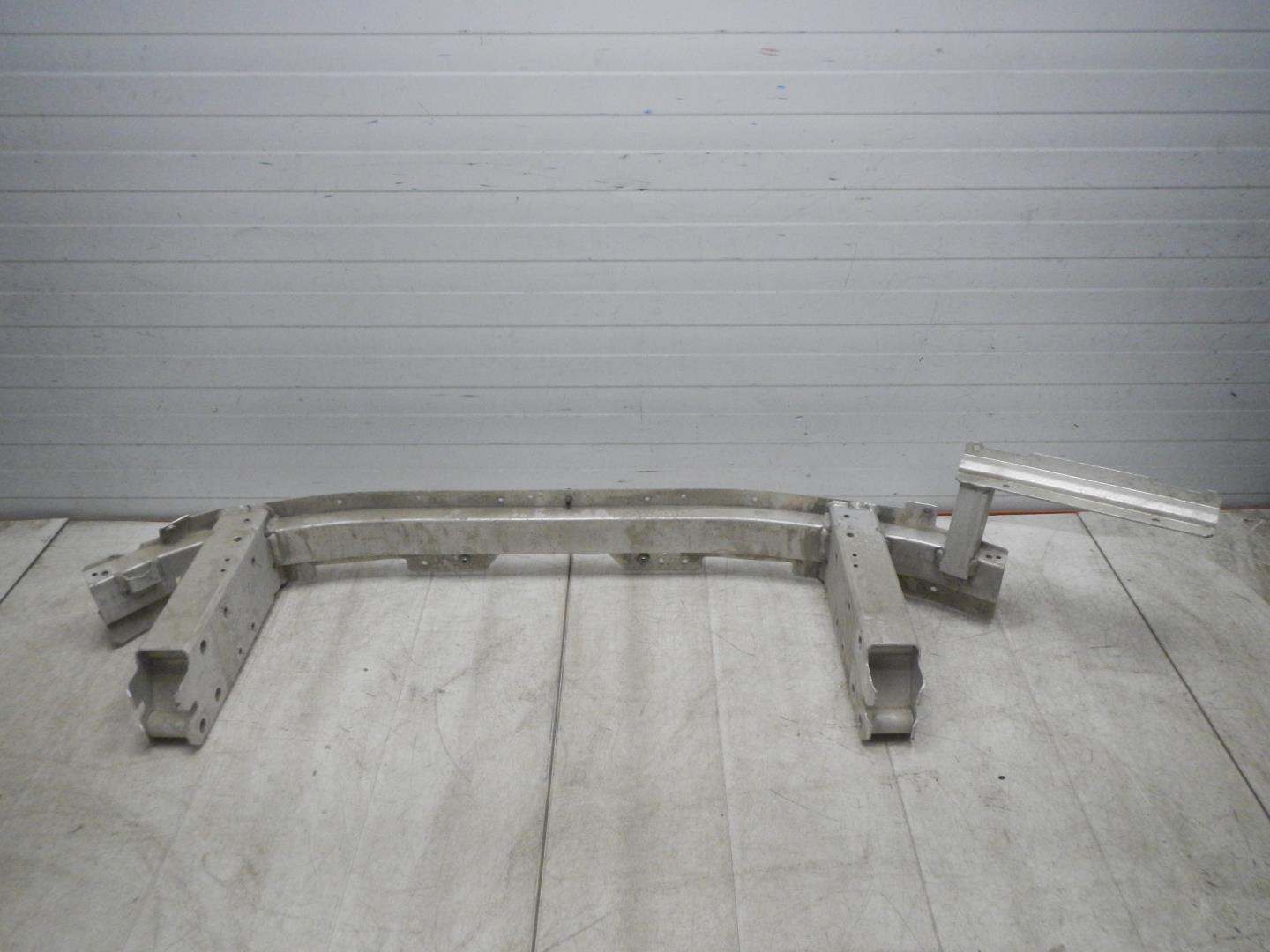 Усилитель переднего бампера