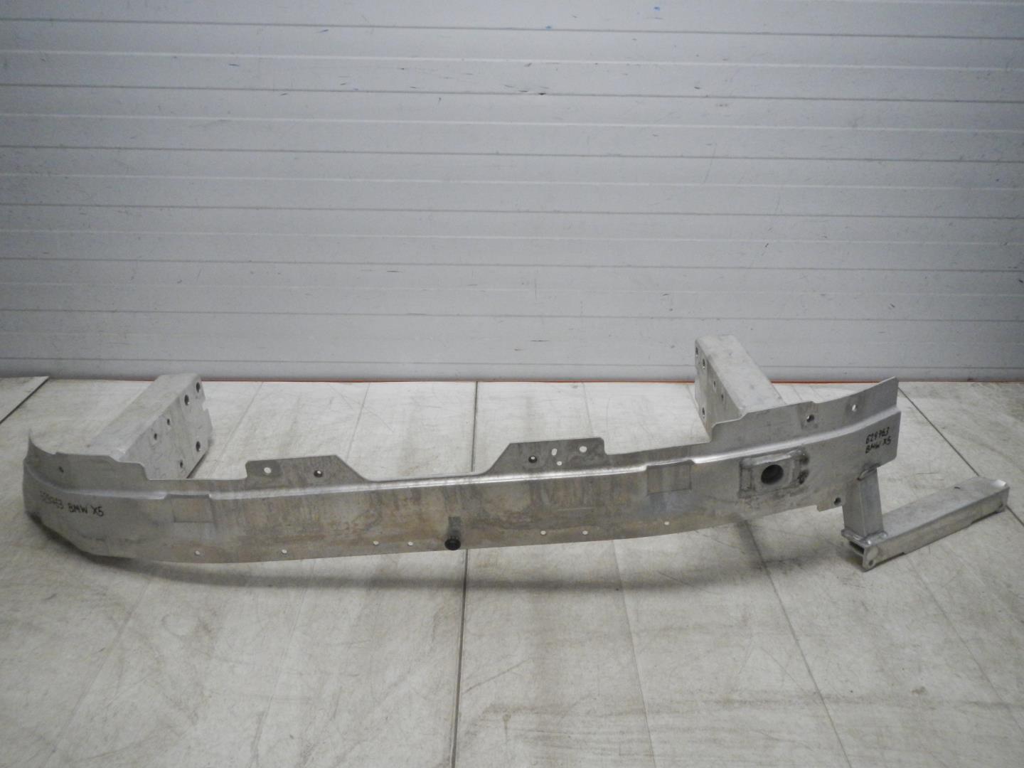 Усилитель переднего бампера