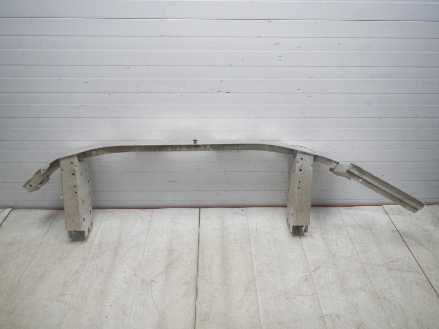 Усилитель переднего бампера