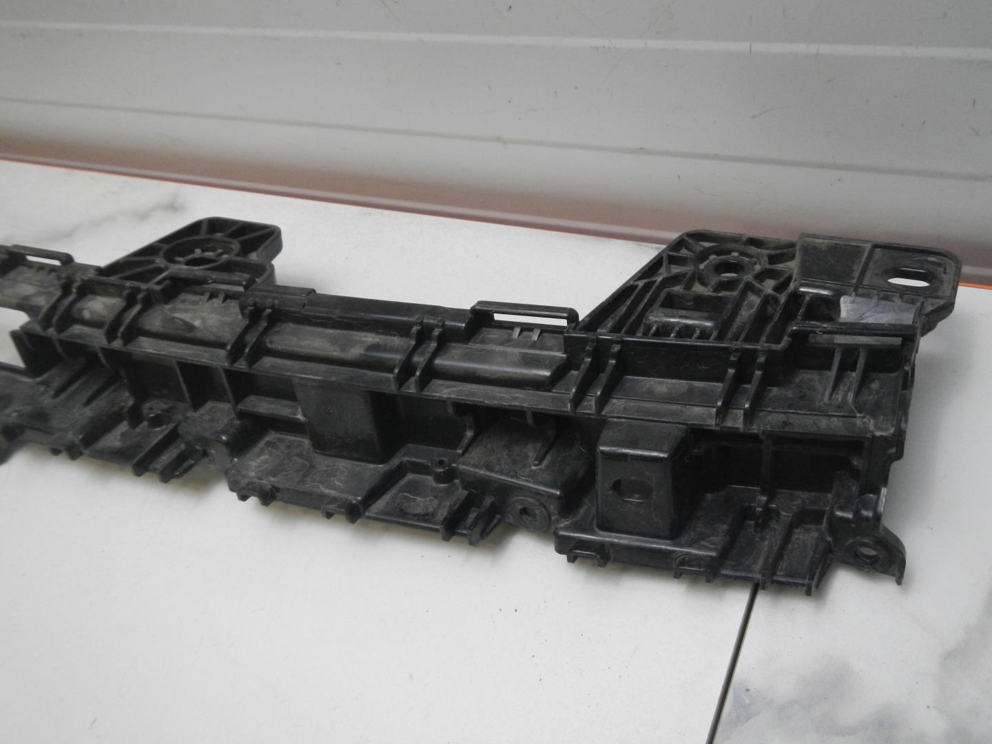 Кронштейн решетки радиатора