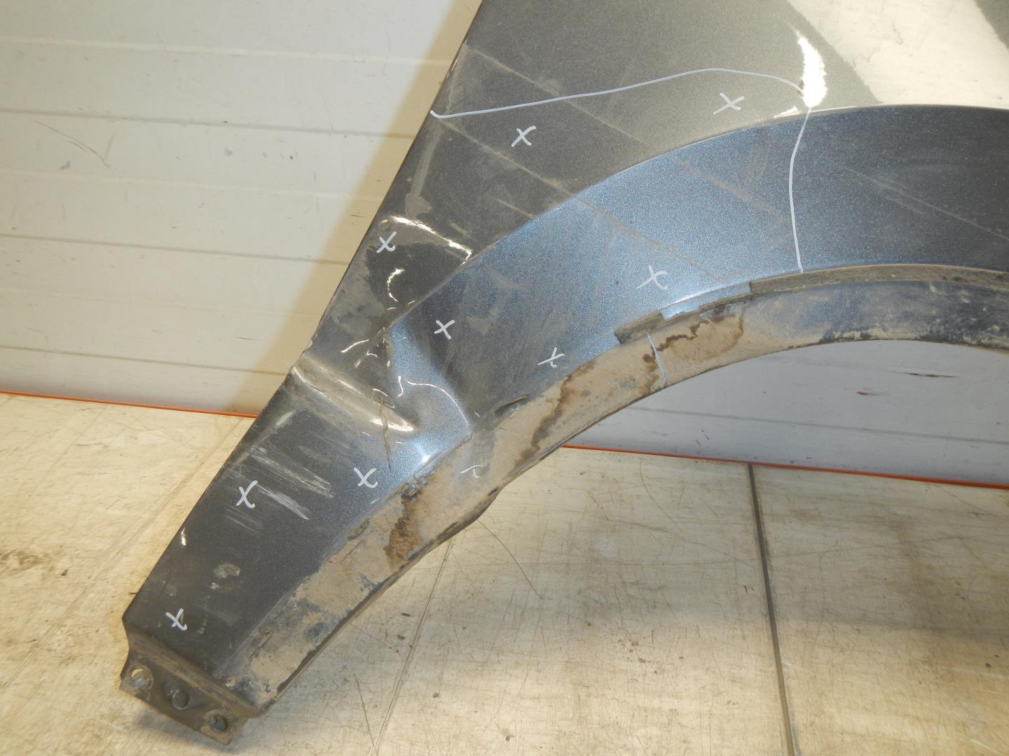 Крыло переднее правое