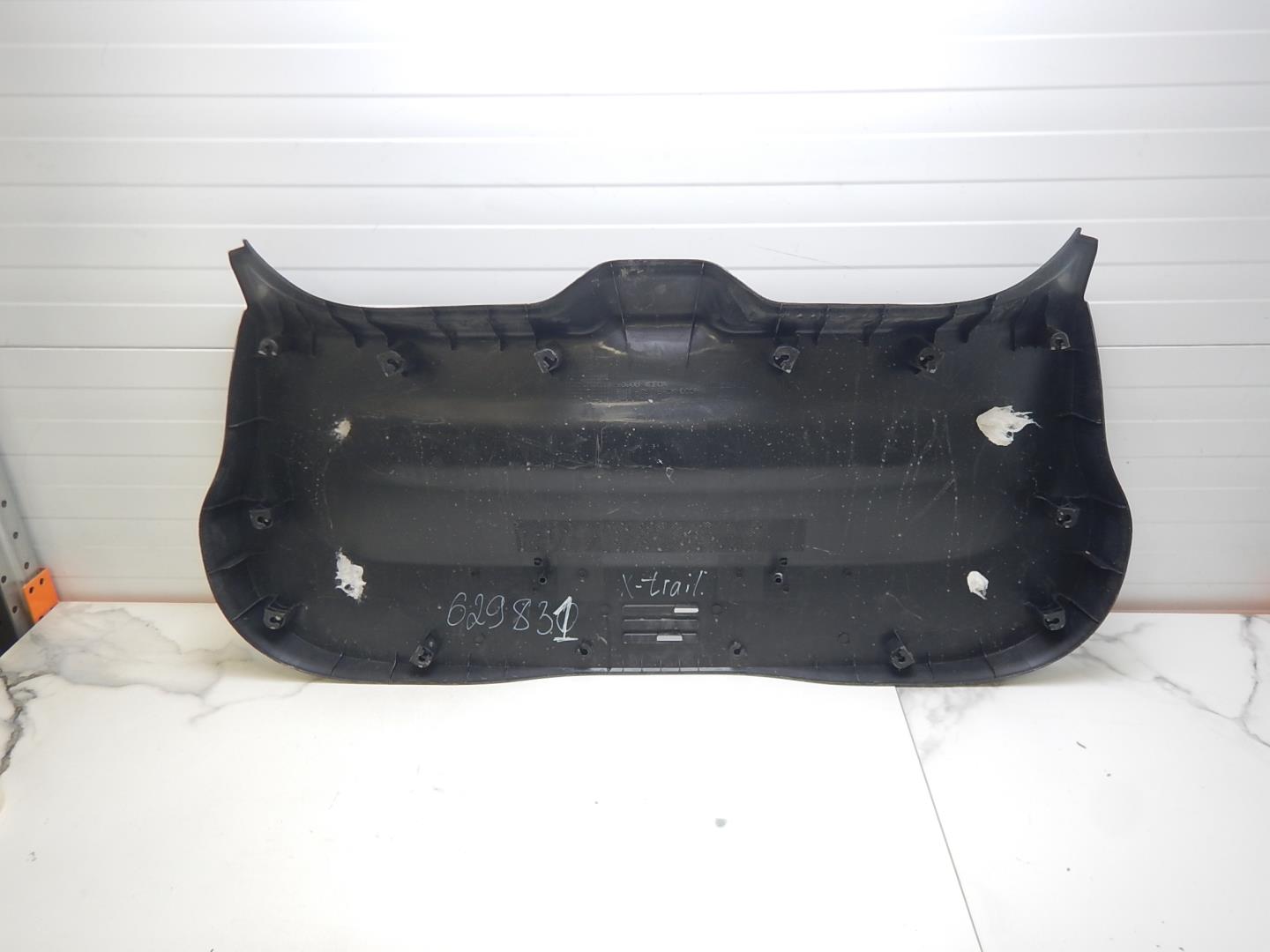 Обшивка двери багажника