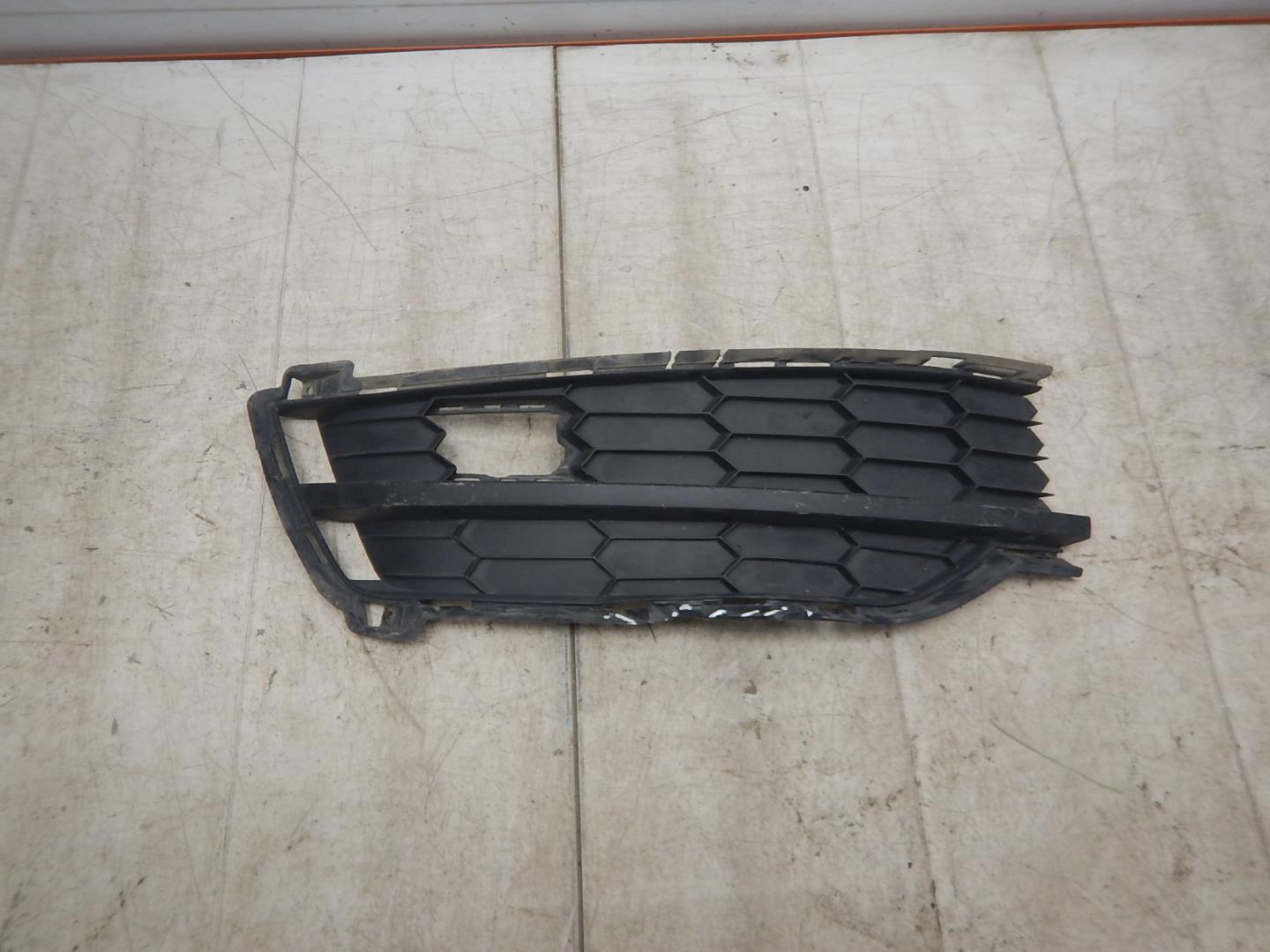 Решетка в бампер левая