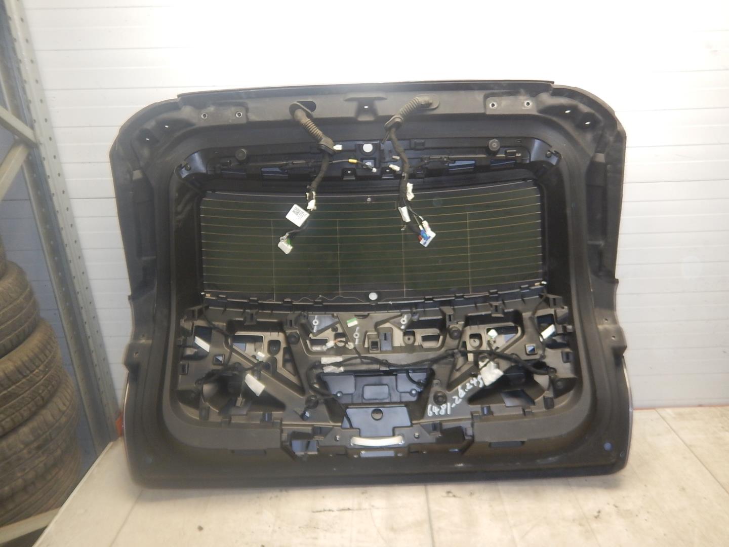 Дверь багажника