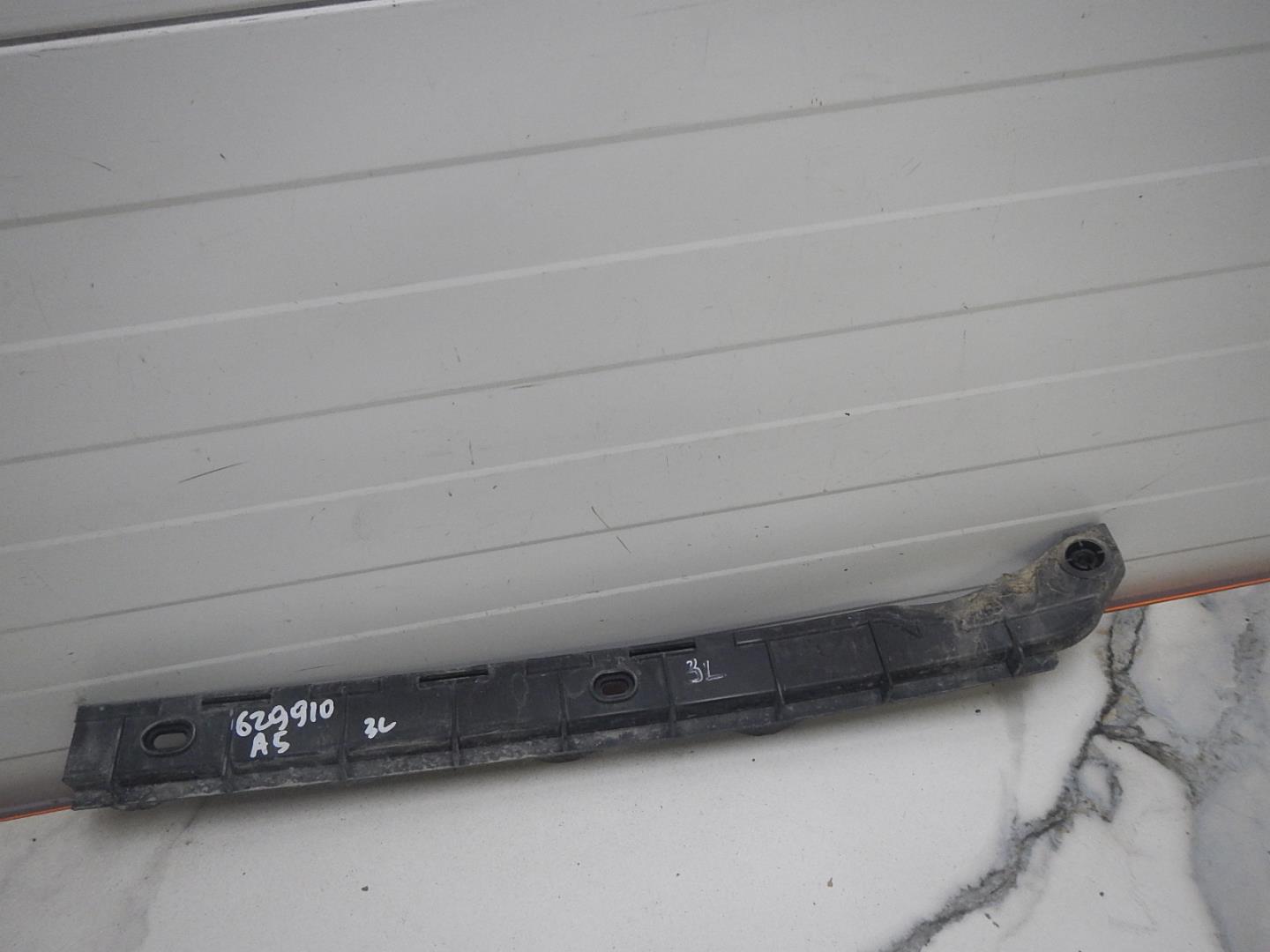 Кронштейн заднего бампера левый