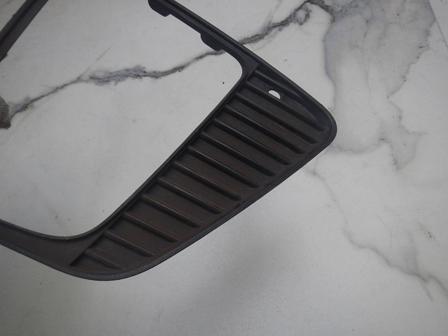 Рамка противотуманной фары правой