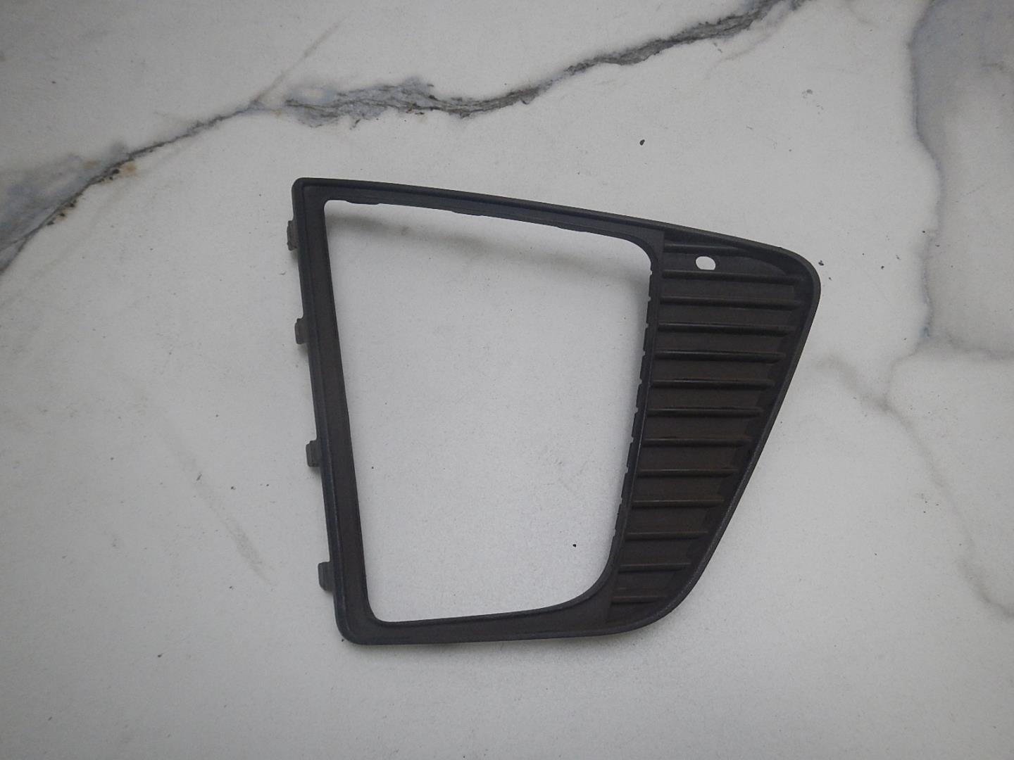 Рамка противотуманной фары правой