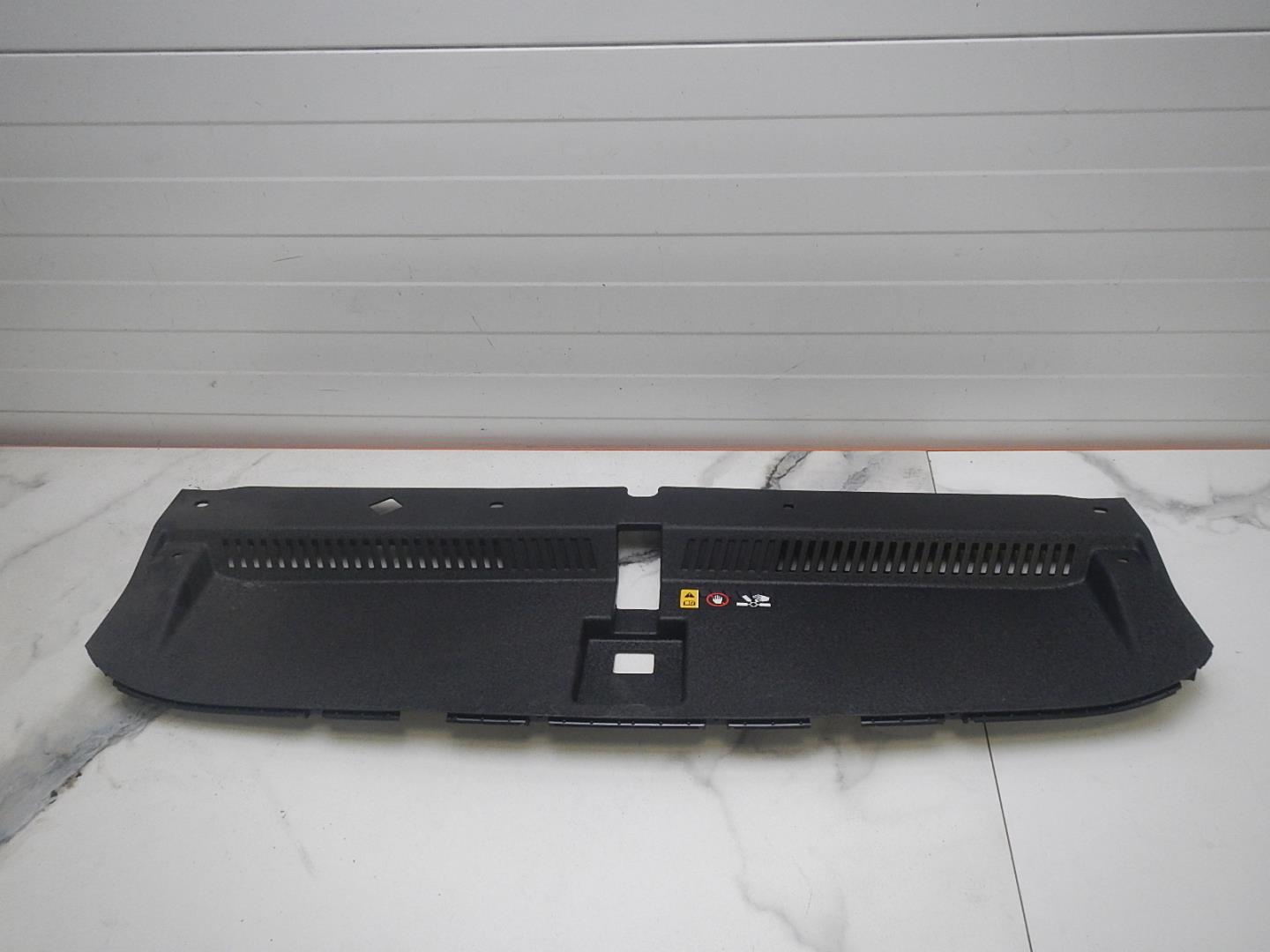 Кожух замка капота