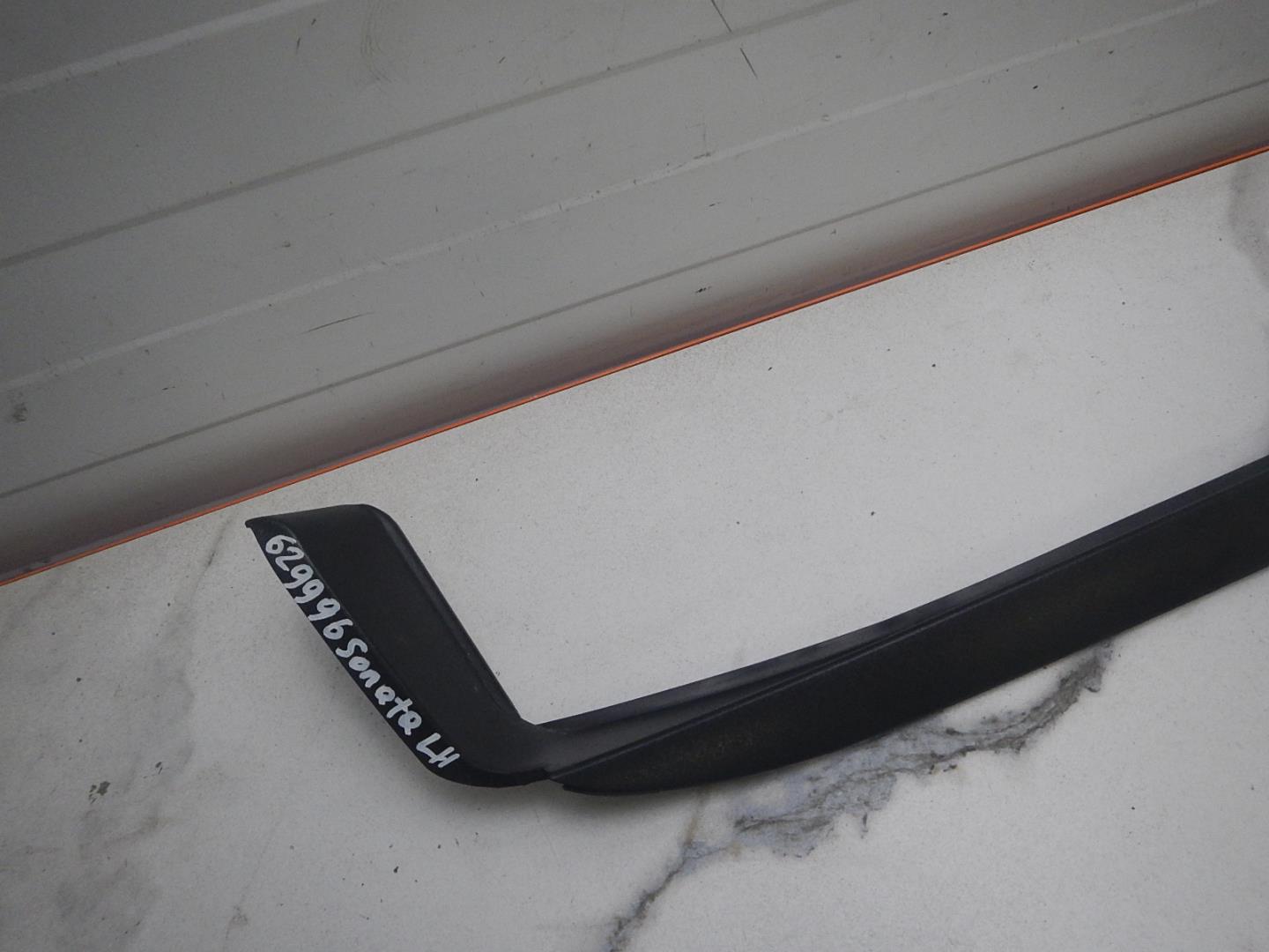 Молдинг лобового стекла