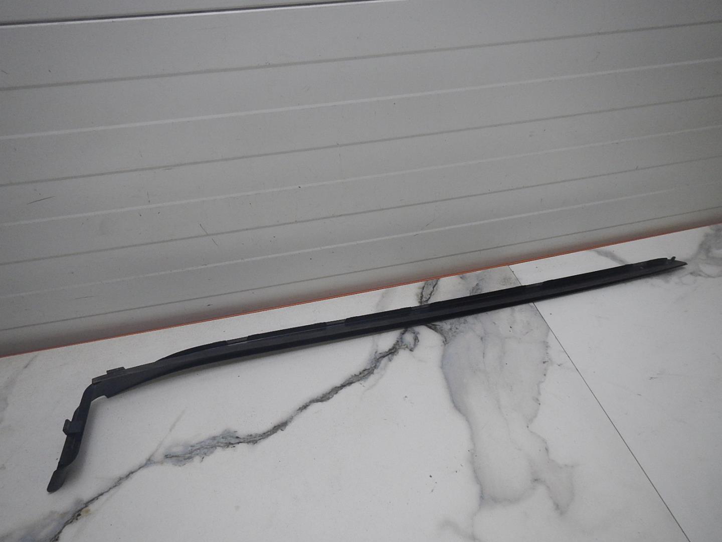 Молдинг лобового стекла