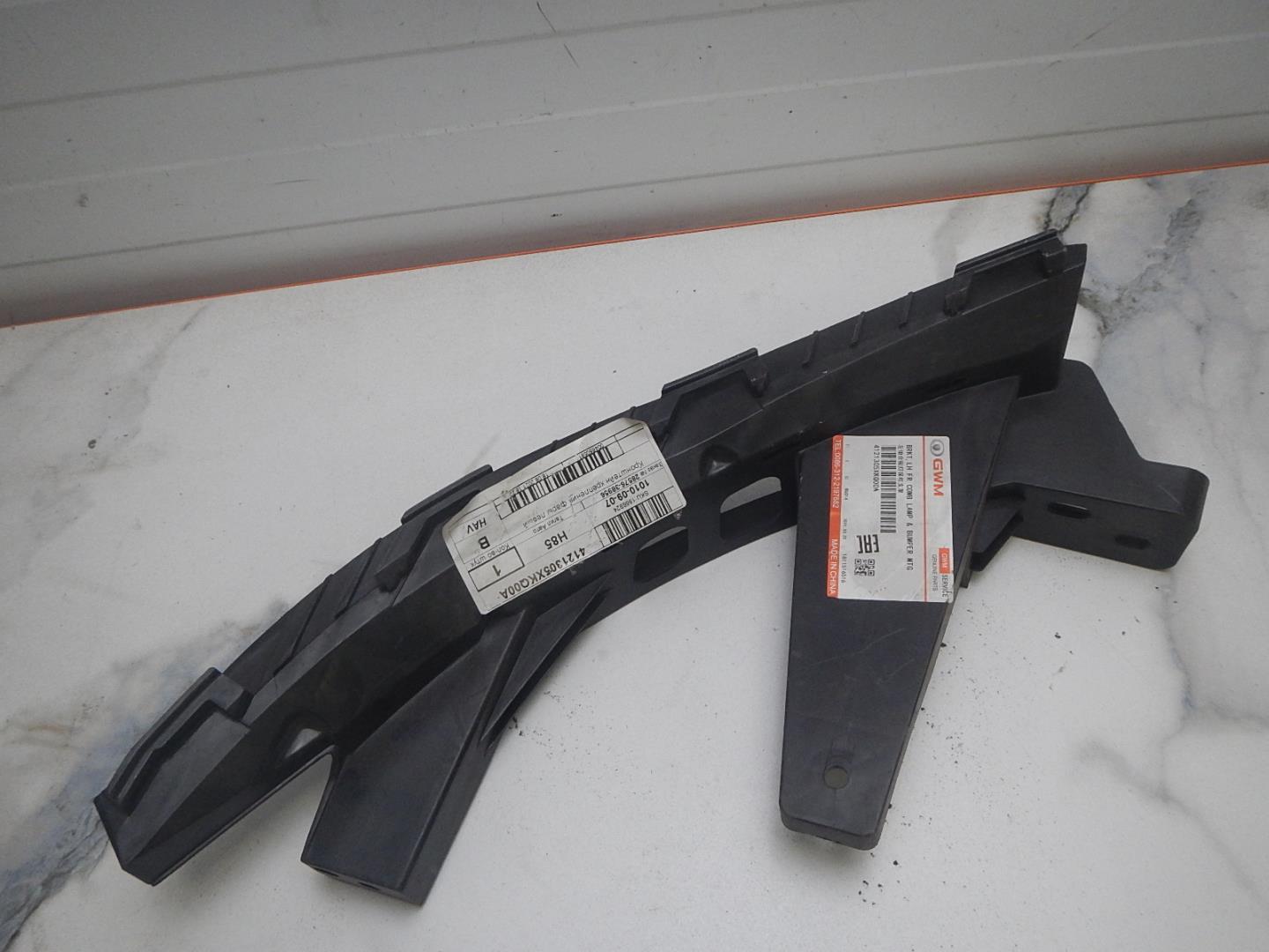 Кронштейн фар левый