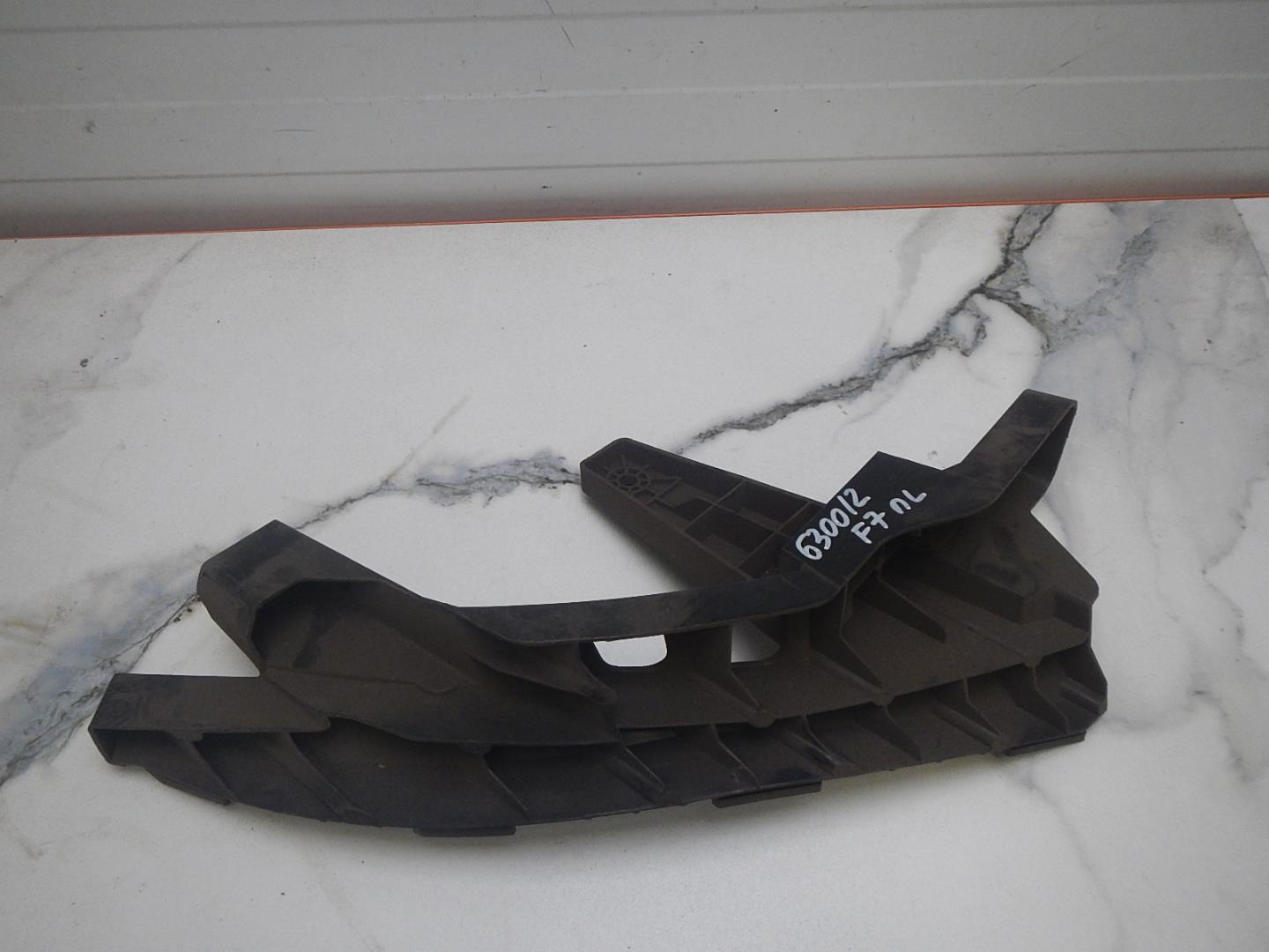 Кронштейн фар левый