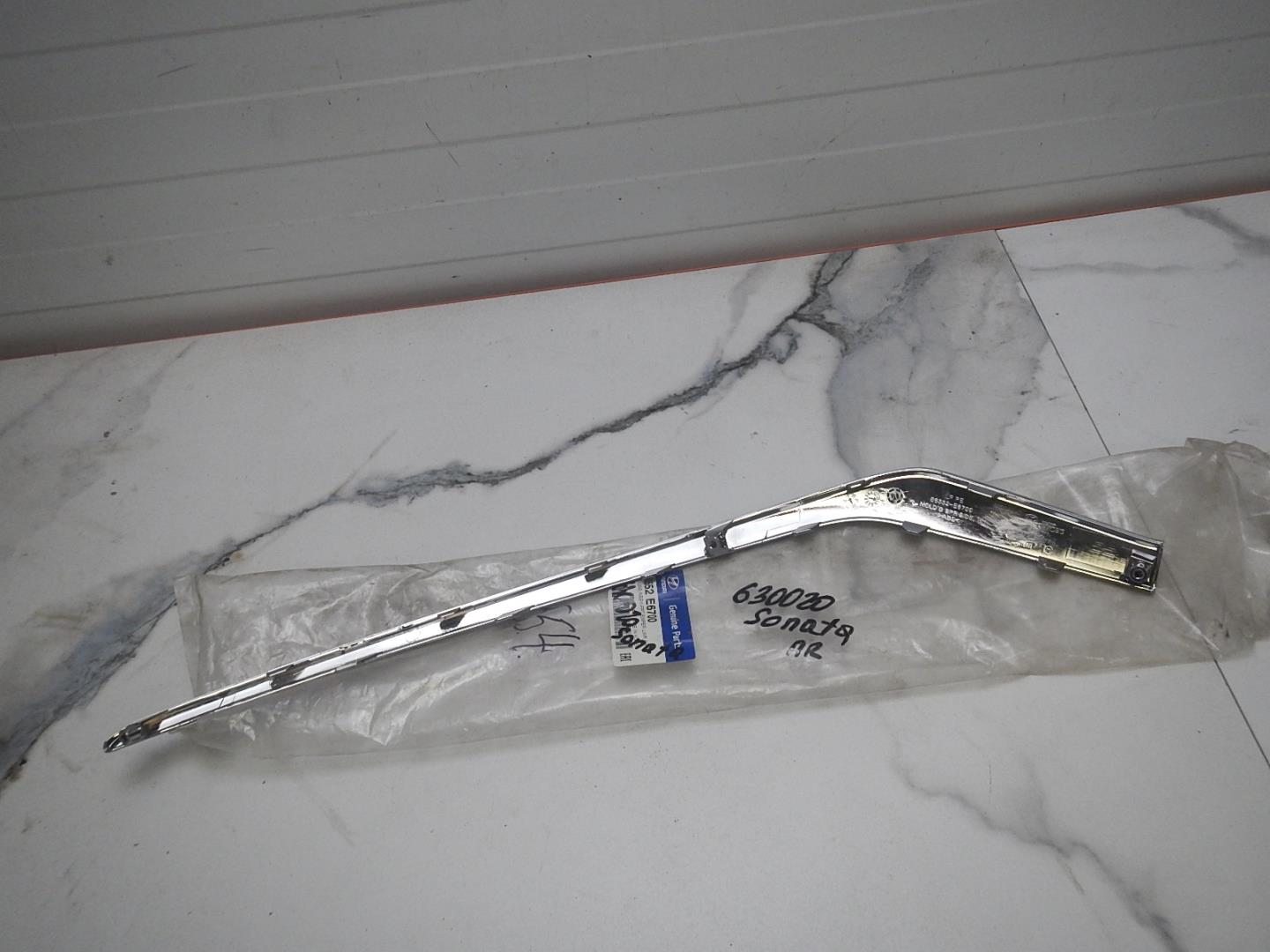 Молдинг переднего бампера правый