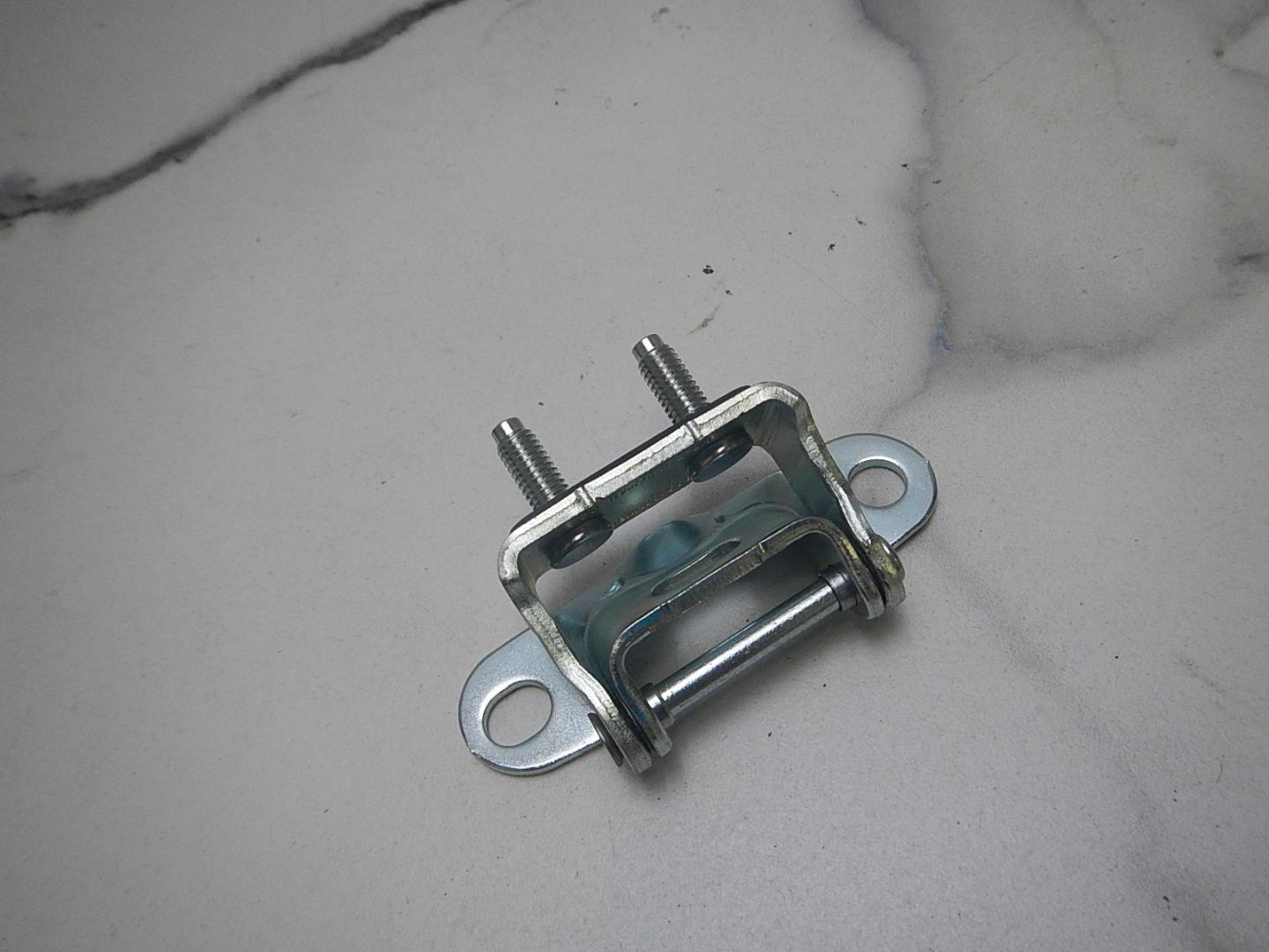 Петля двери багажника