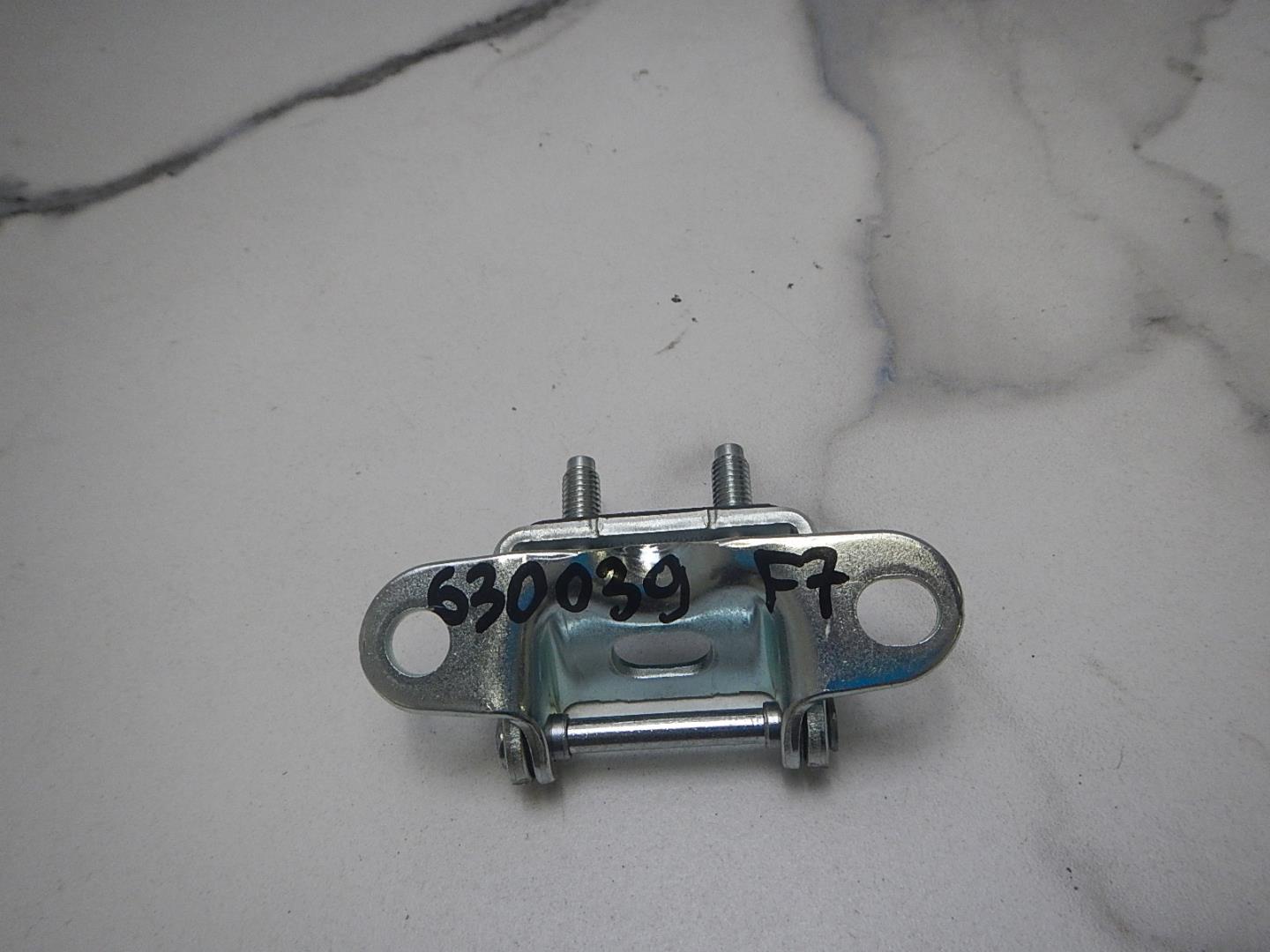 Петля двери багажника