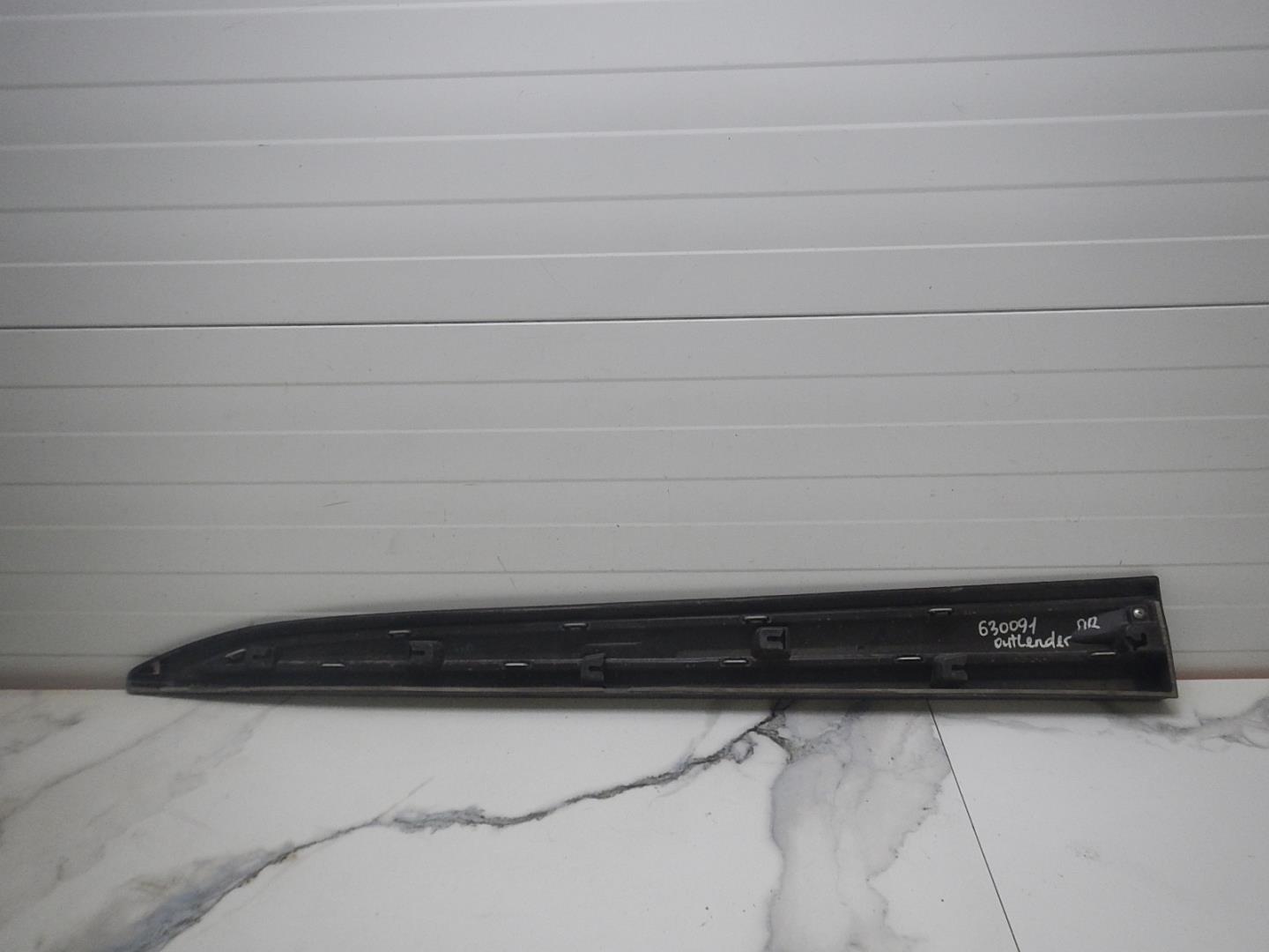 Молдинг передней правой двери