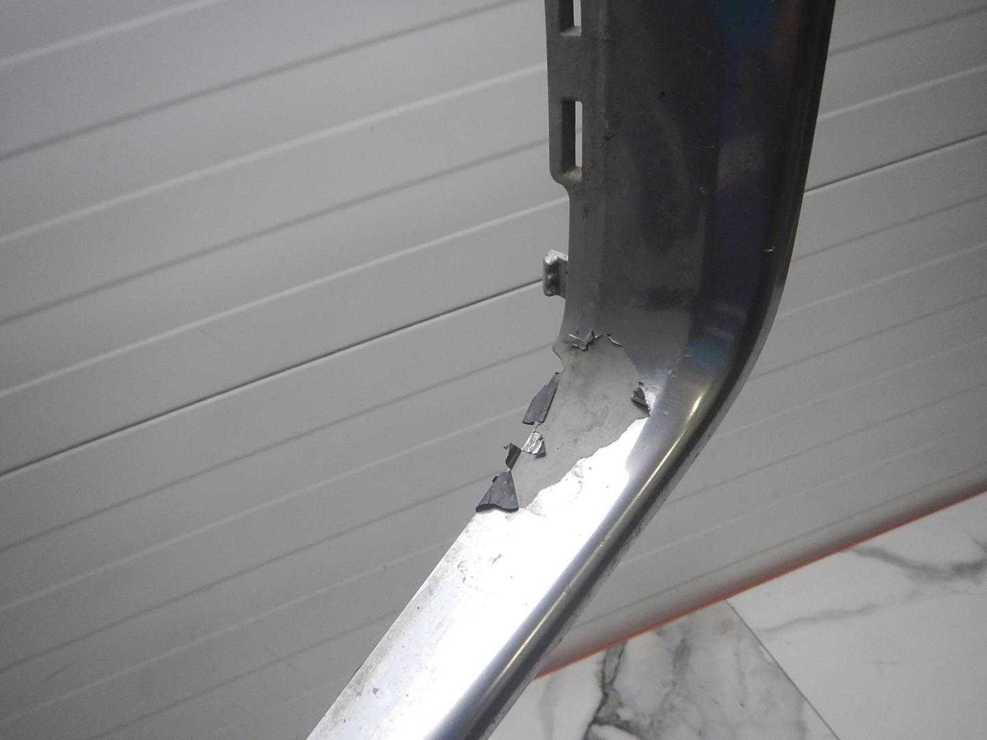 Молдинг переднего бампера