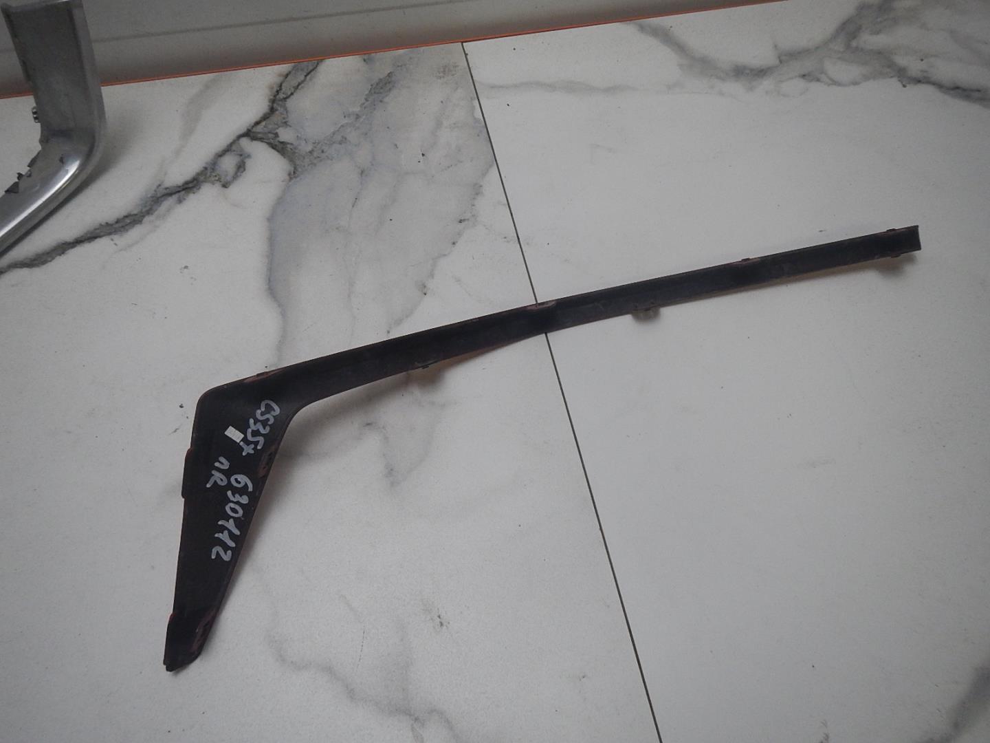 Молдинг переднего бампера правый