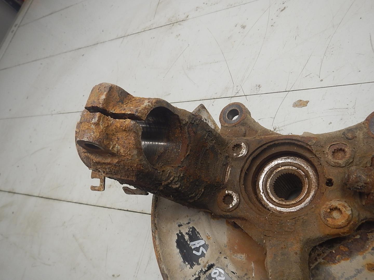 Кулак поворотный передний левый