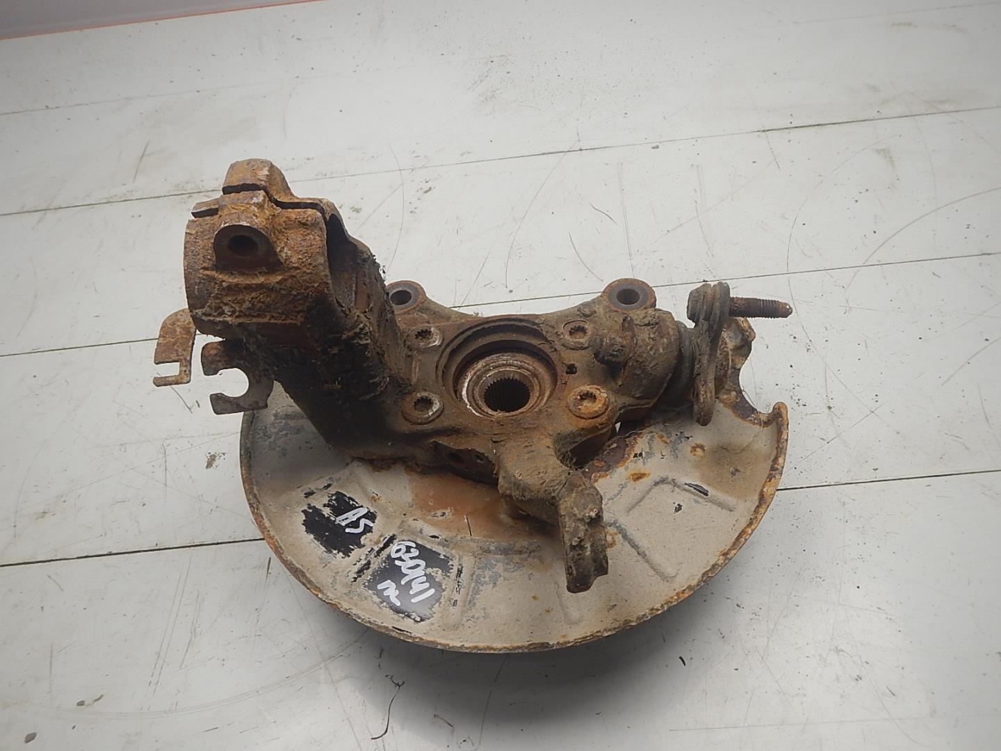 Кулак поворотный передний левый