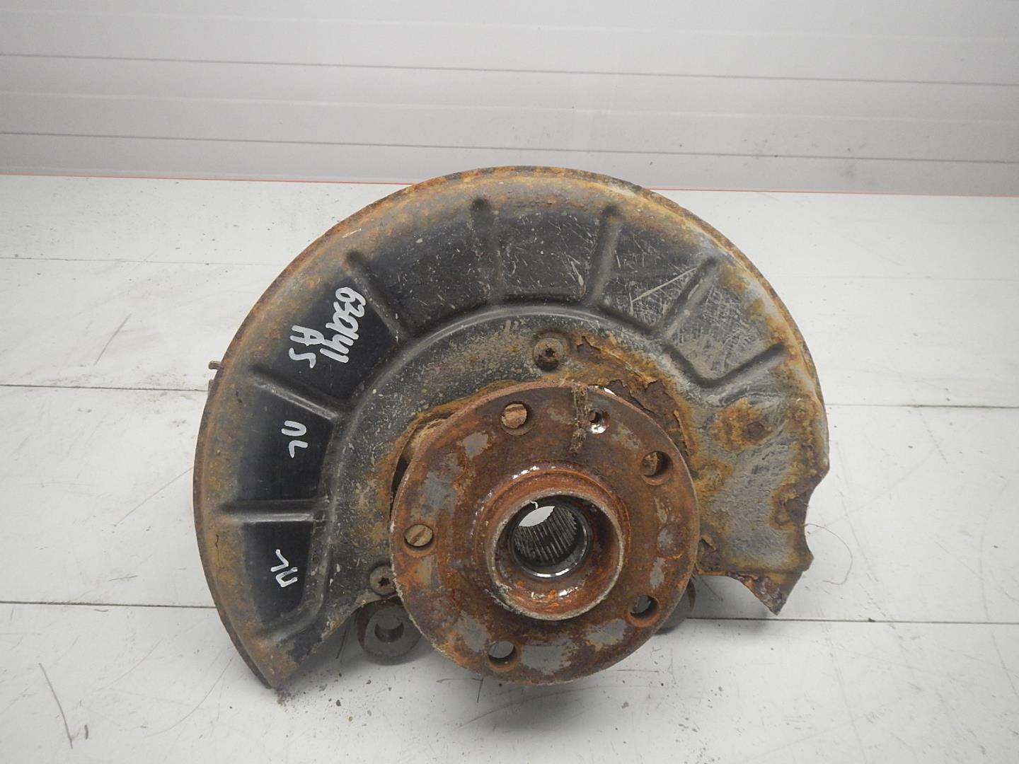 Кулак поворотный передний левый