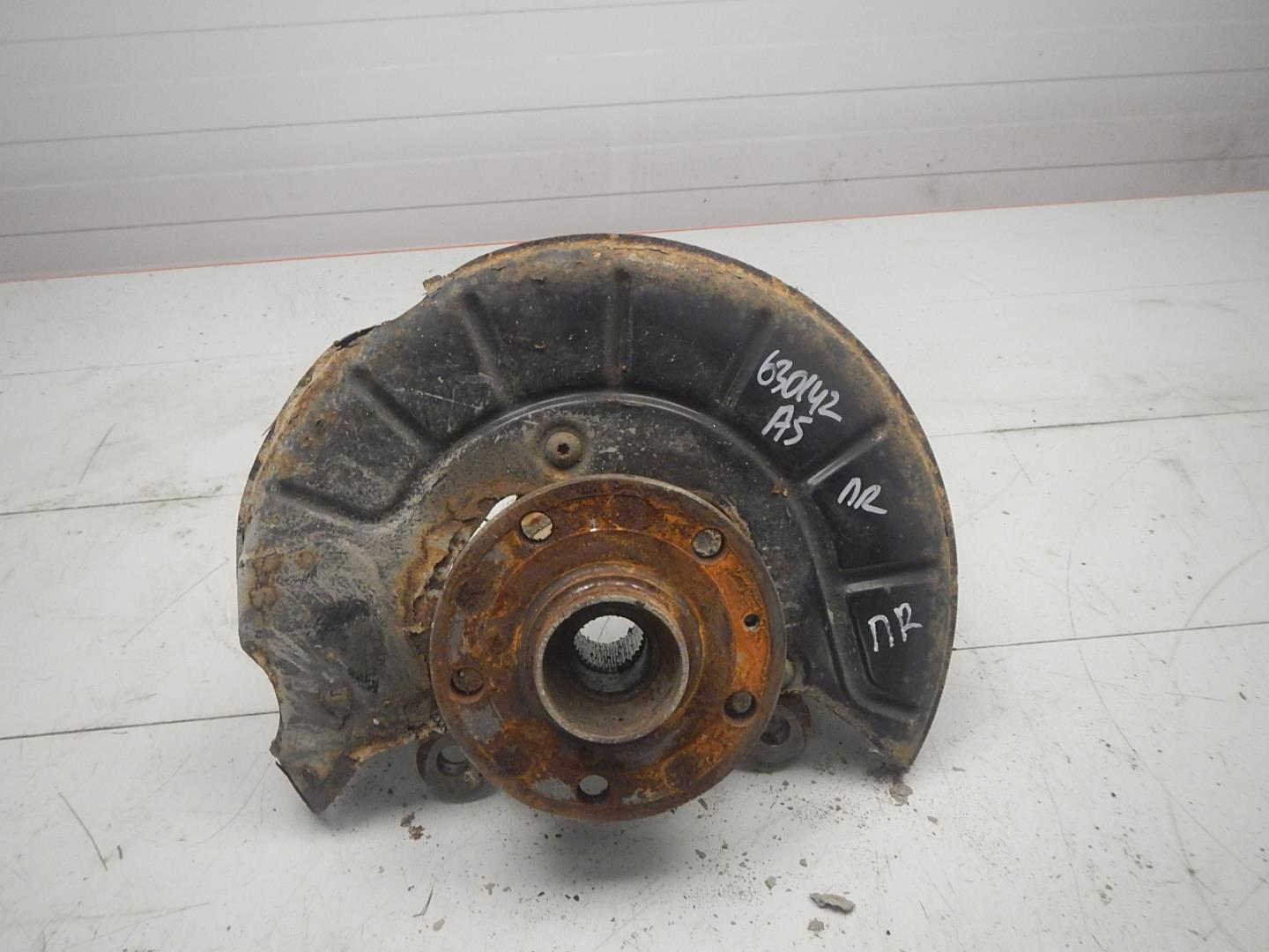 Кулак поворотный передний правый