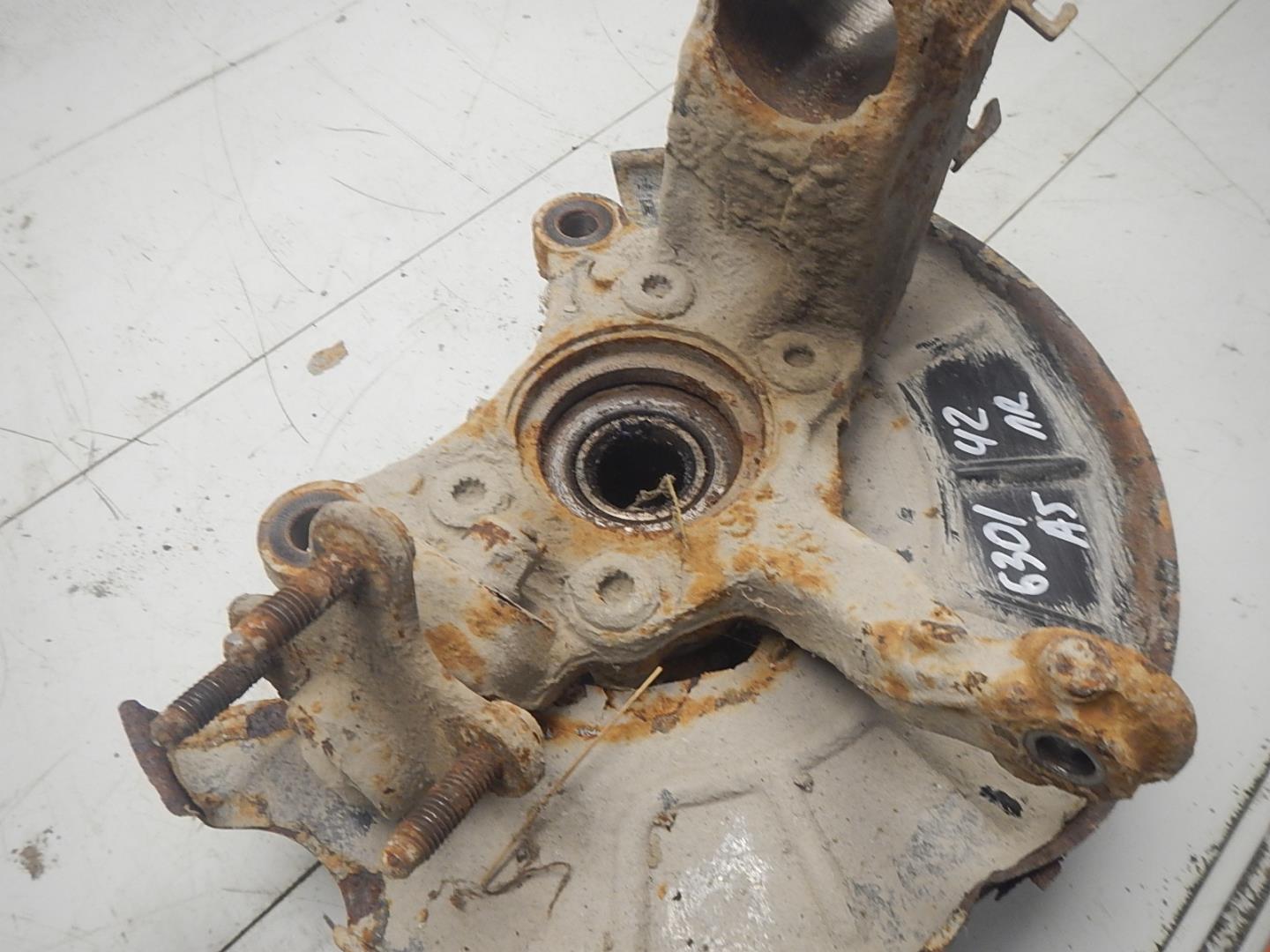 Кулак поворотный передний правый