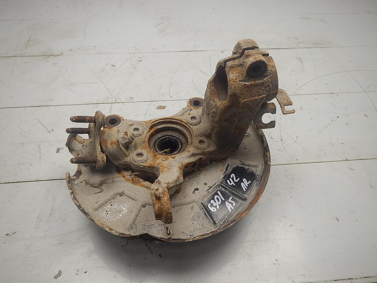 Кулак поворотный передний правый